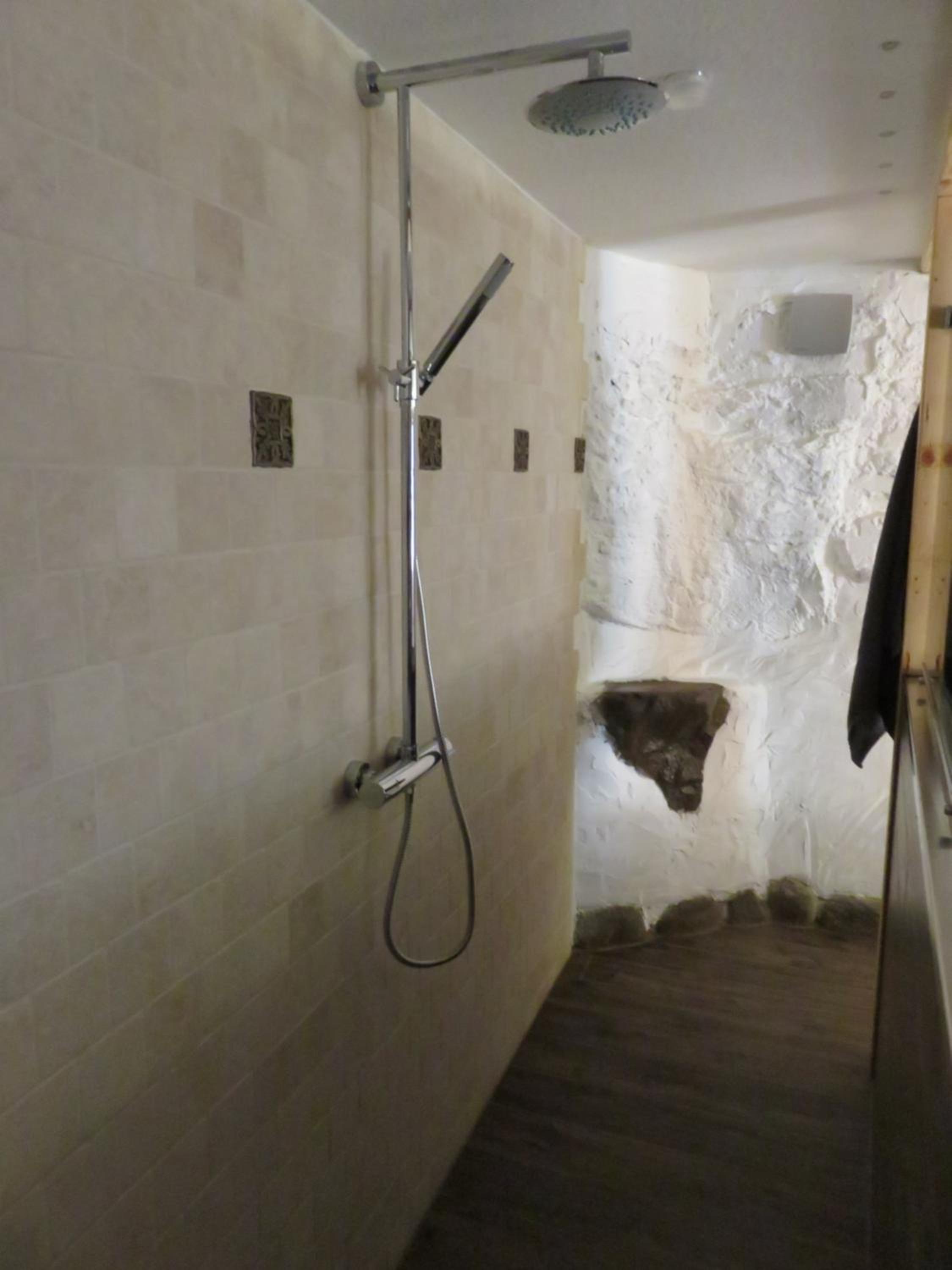Apartment with Shower - Photo 8