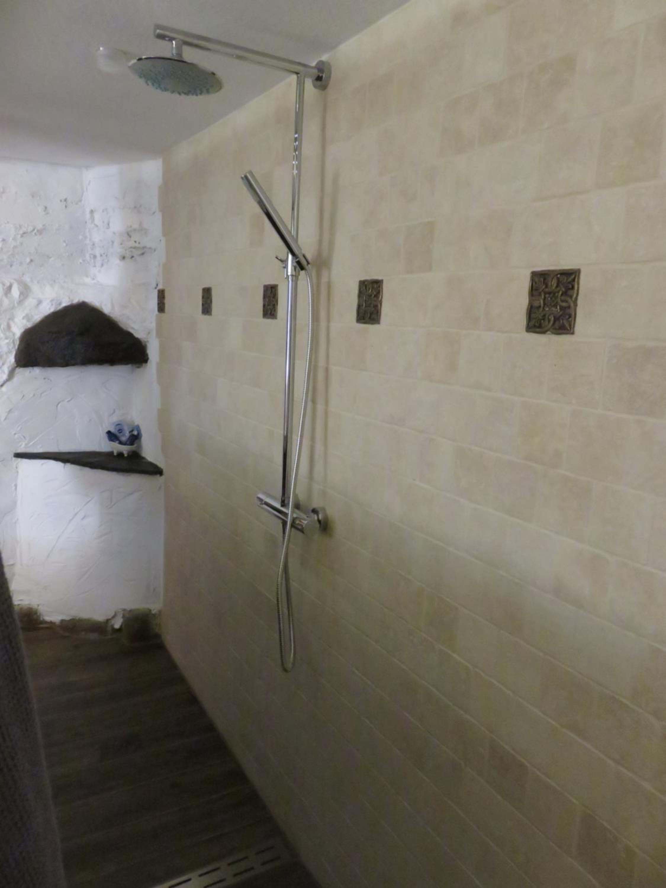Apartment with Shower - Photo 20