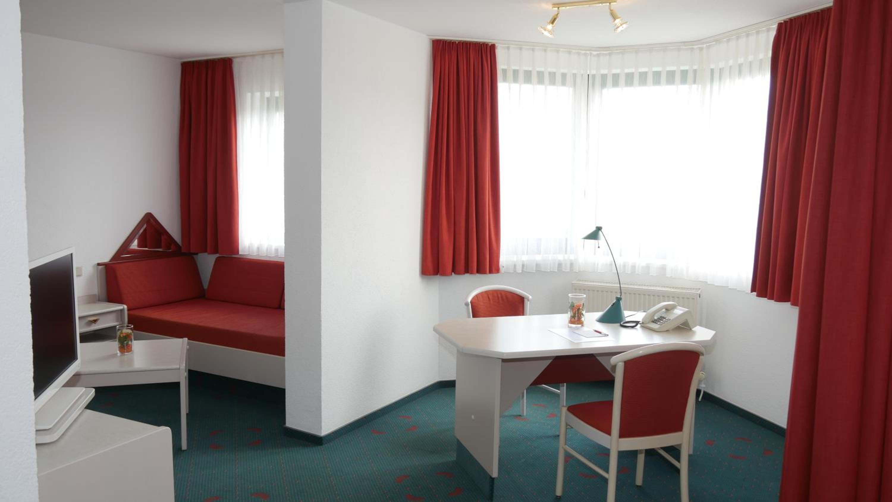 Economy Twin Room - Photo 3
