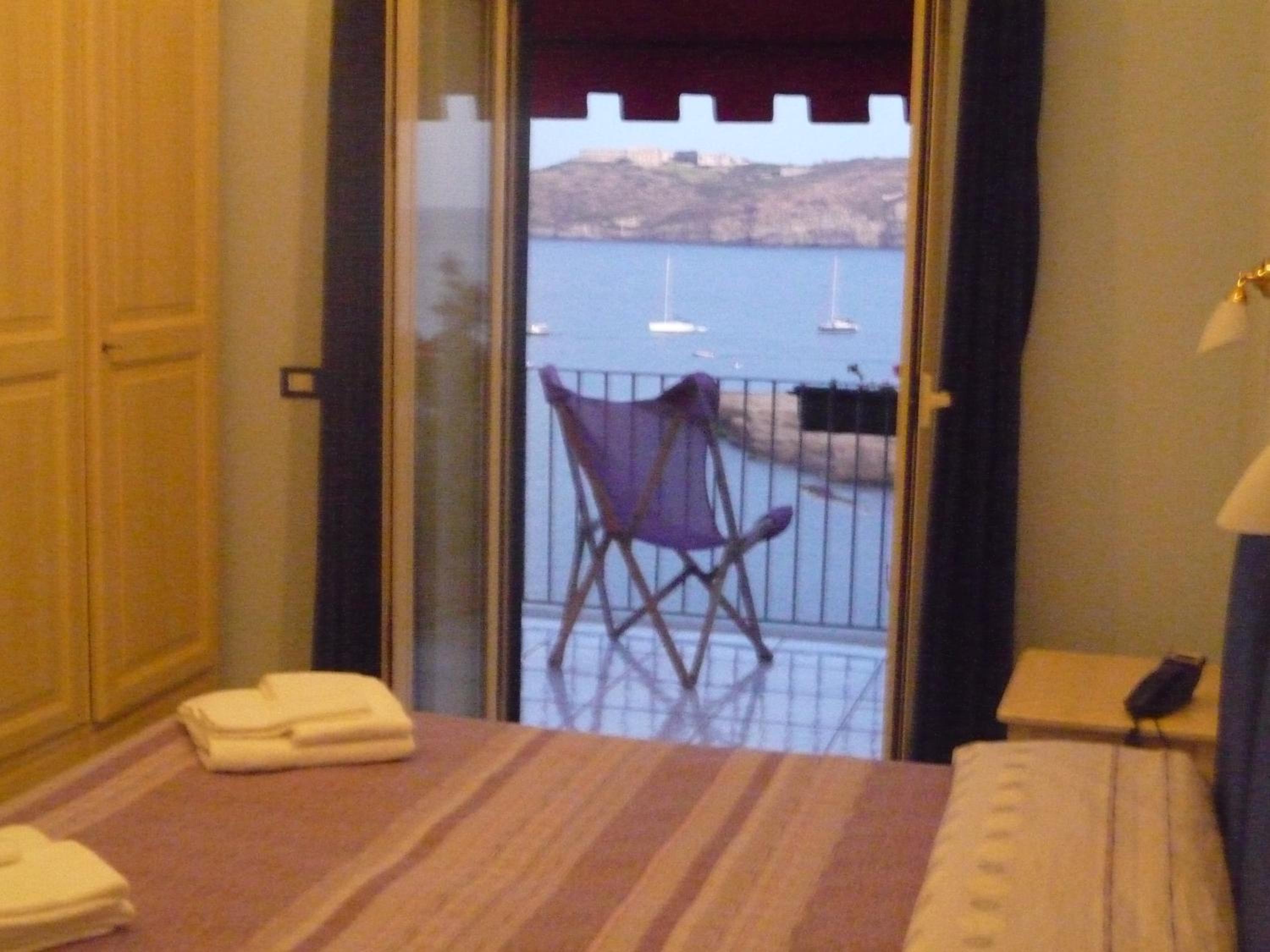 Double or Twin Room - Photo 6