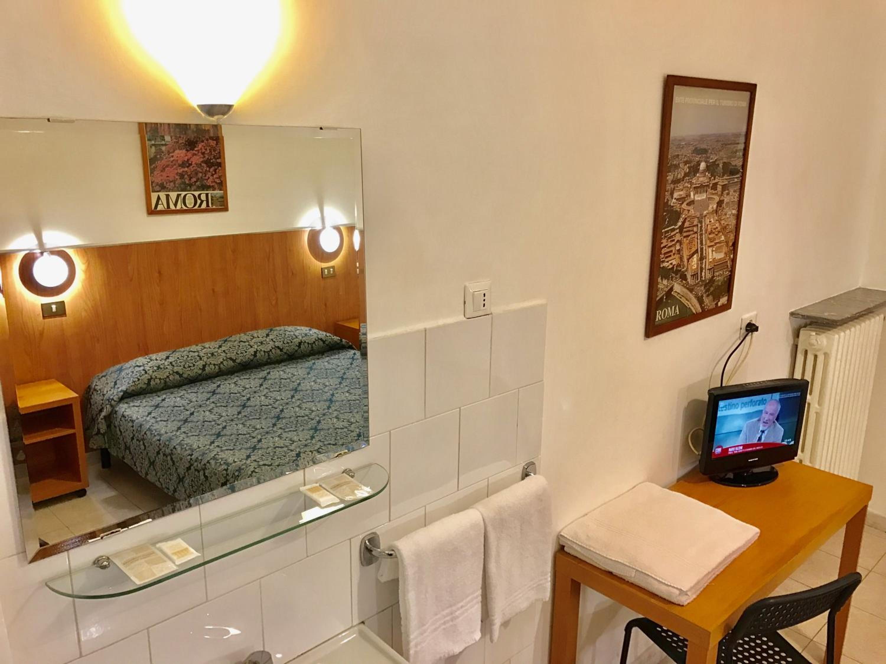 Double or Twin Room with Shared Bathroom photo 1