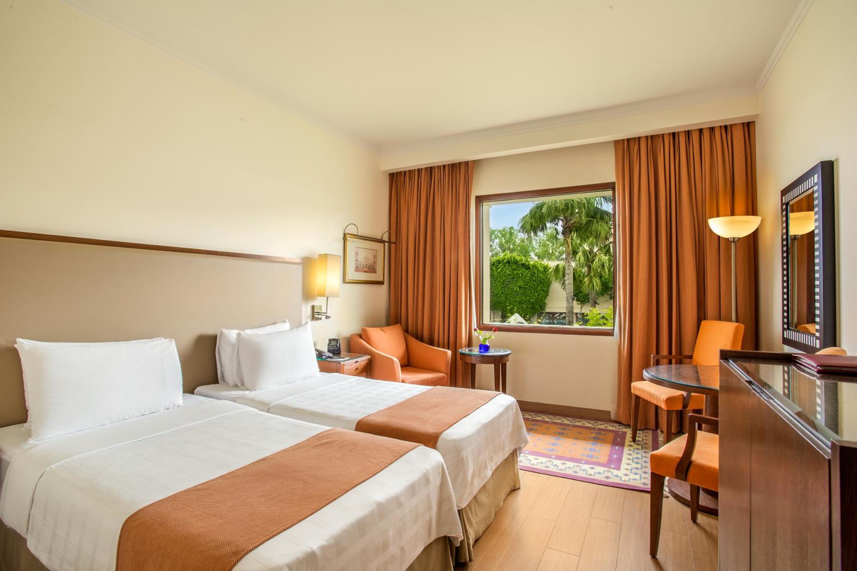 Deluxe Double or Twin Room with Pool View thumbnail 5