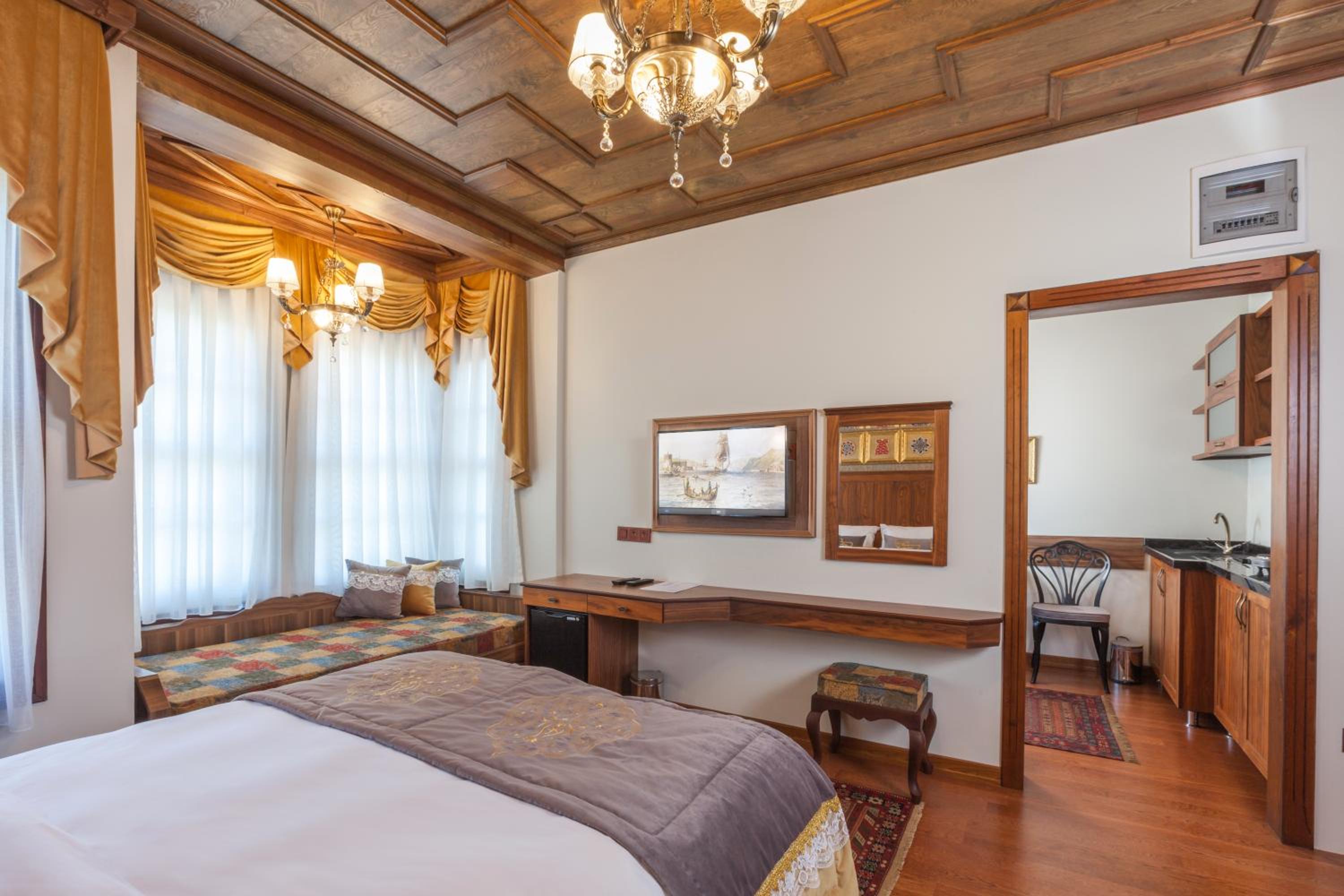 Deluxe Family Suite photo 2
