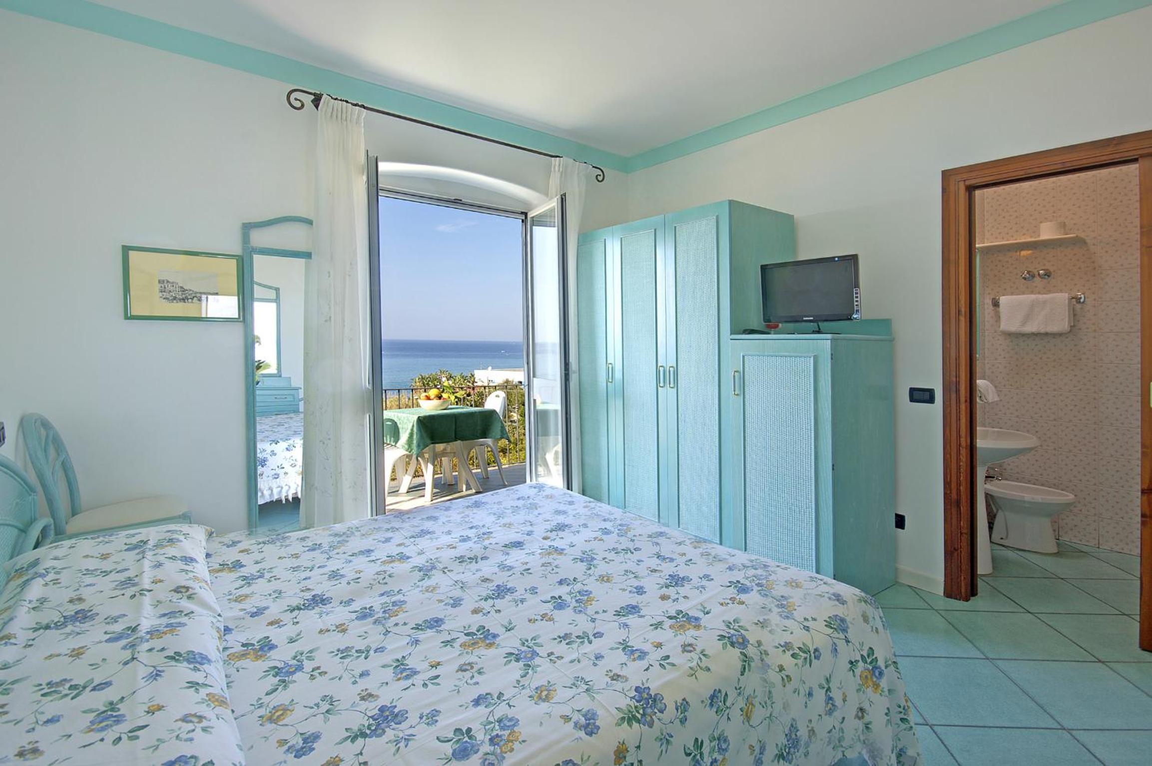 Double Room with Balcony and Sea View - Photo 13