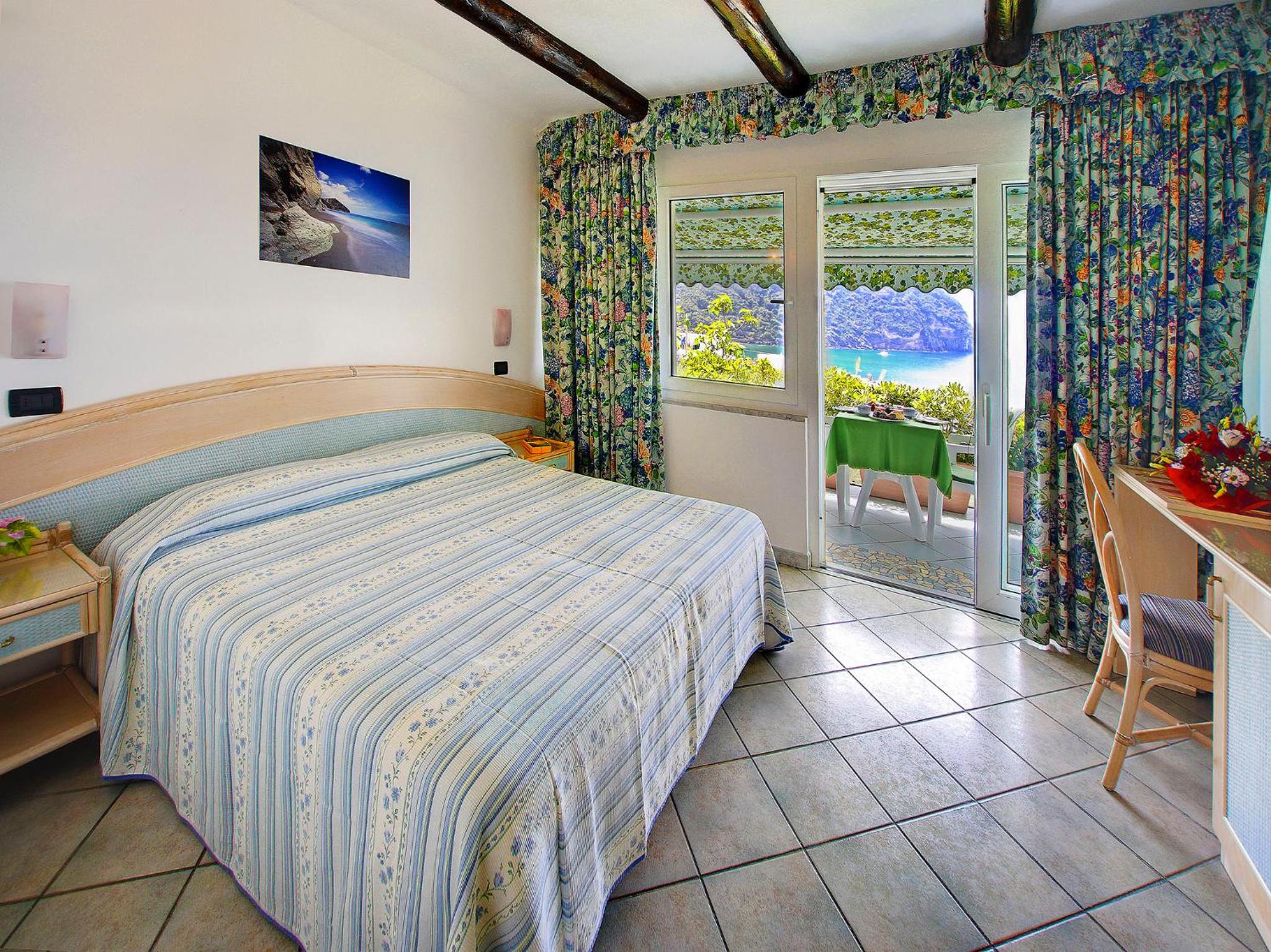Double Room with Balcony and Sea View - Photo 17