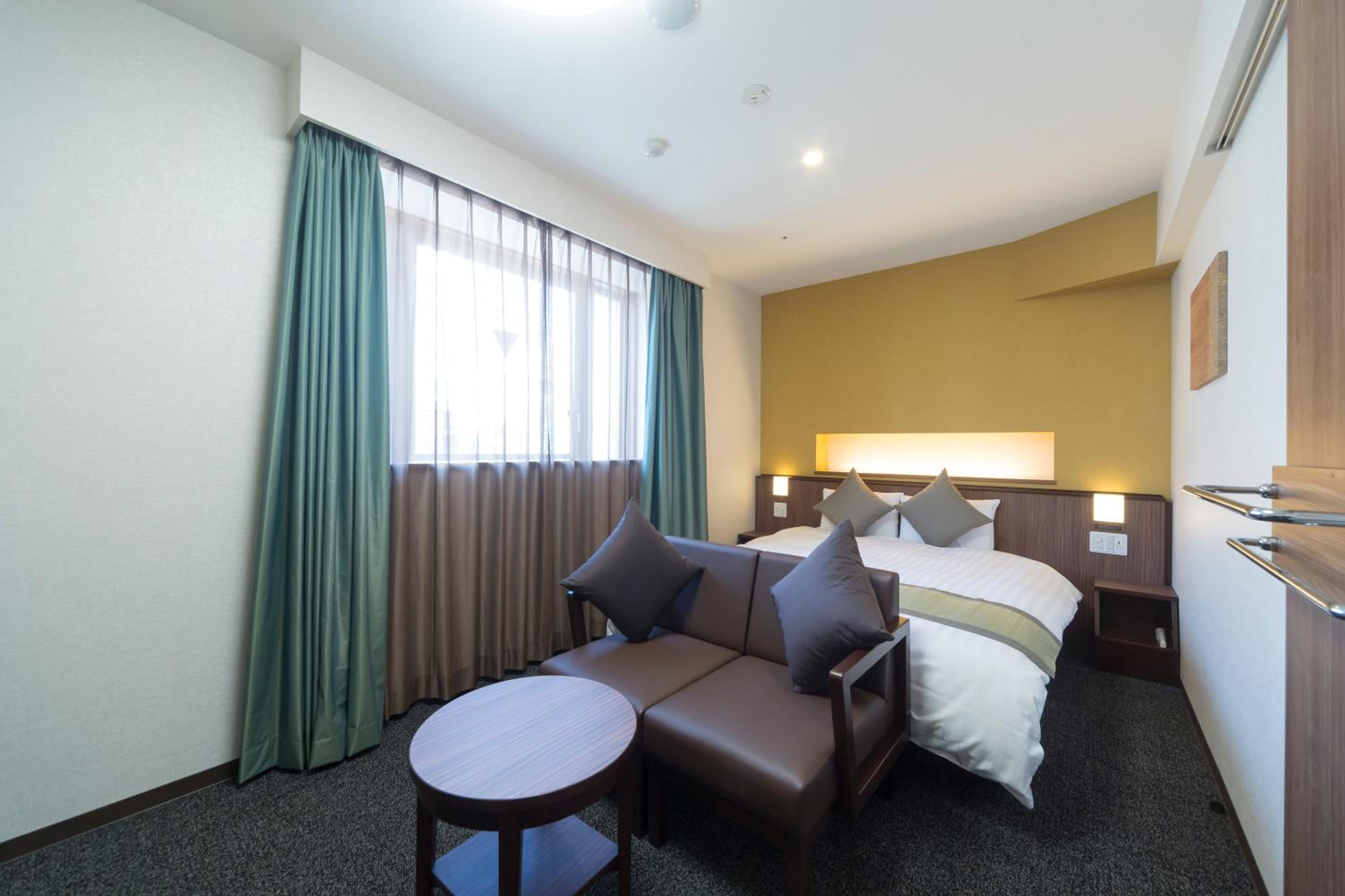 Non-Smoking Queen Room, check-in from 13:00 / check-out until 11:00 (22-hour stay)
