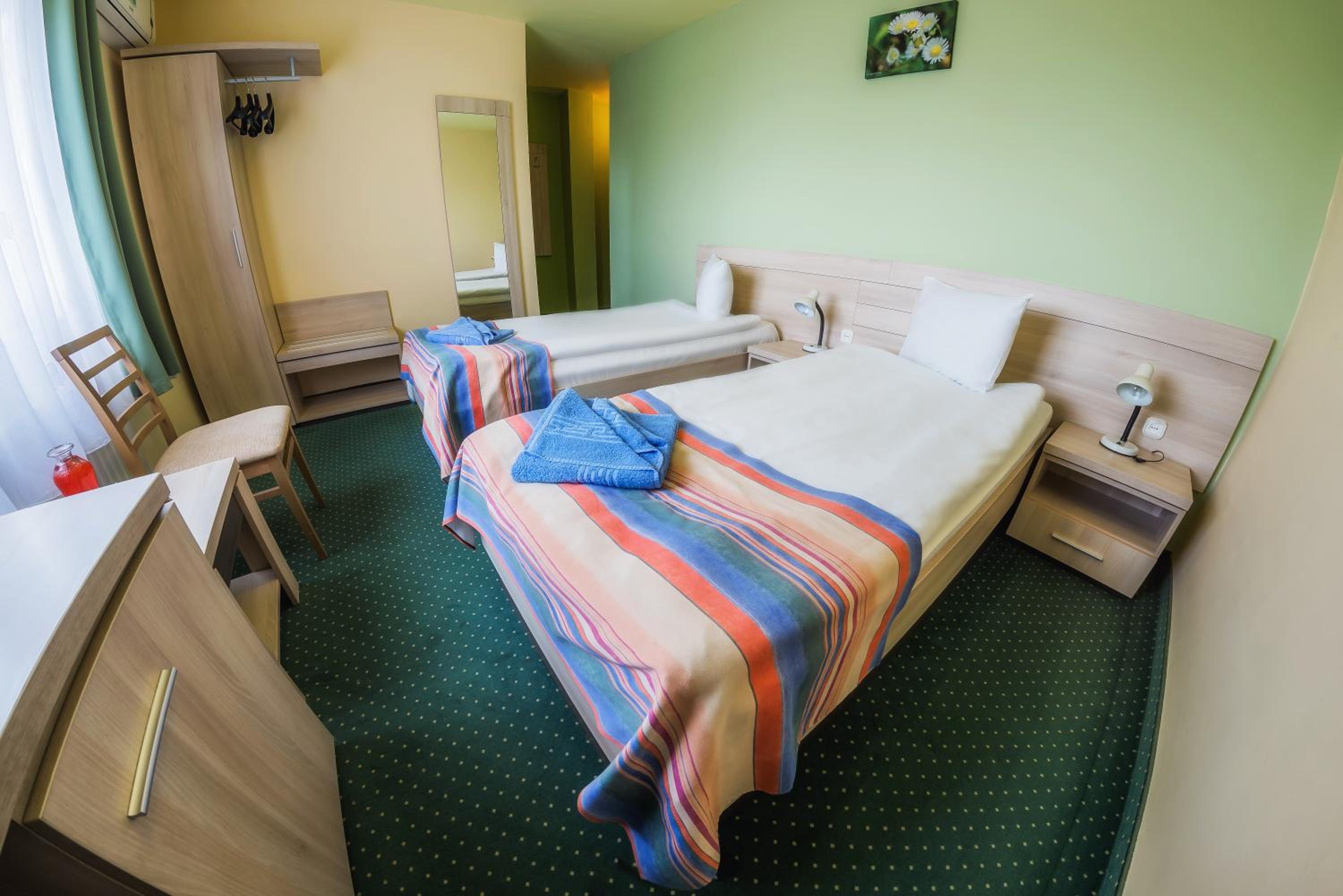 Economy Twin Room photo 1