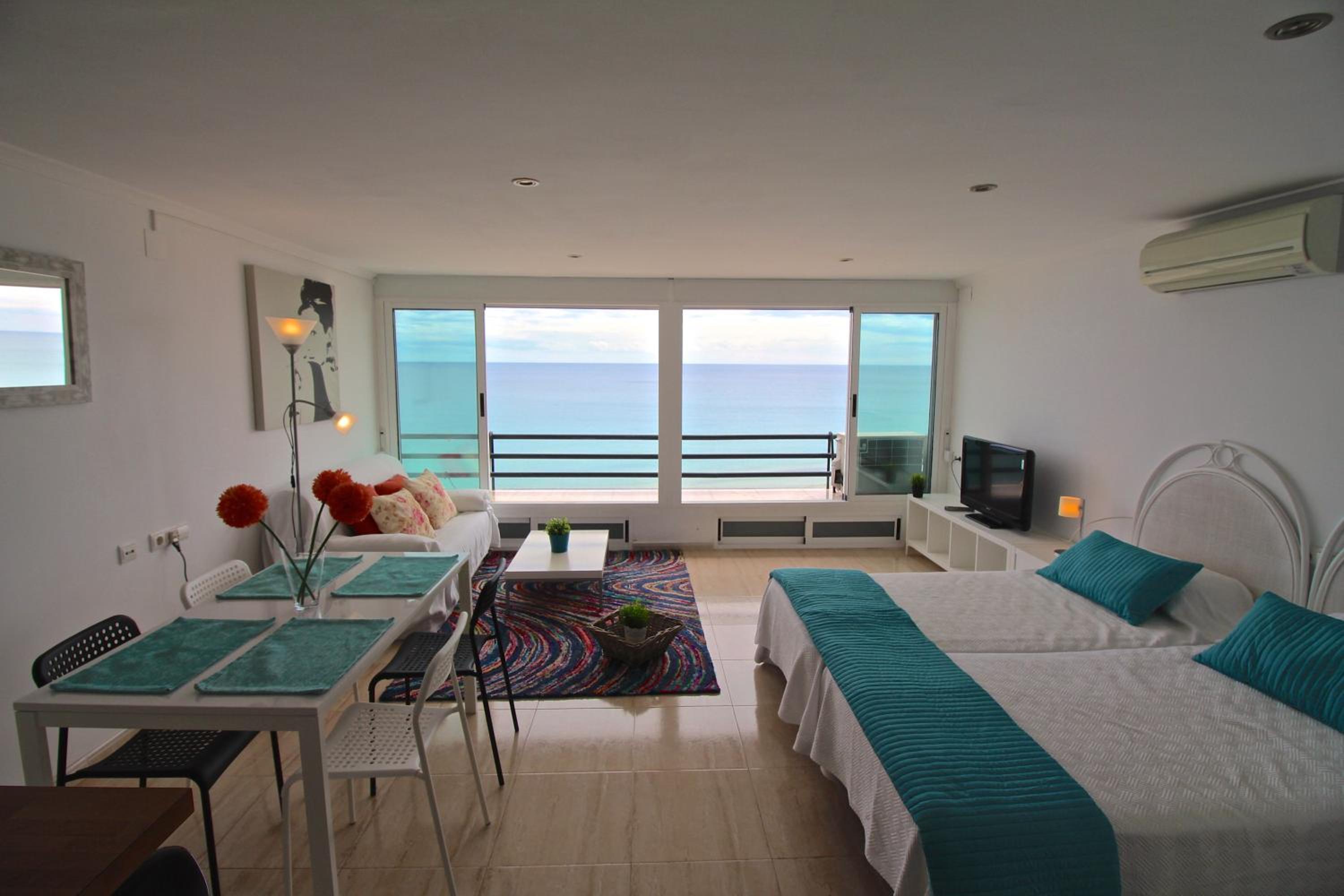 Estudio con vista al mar