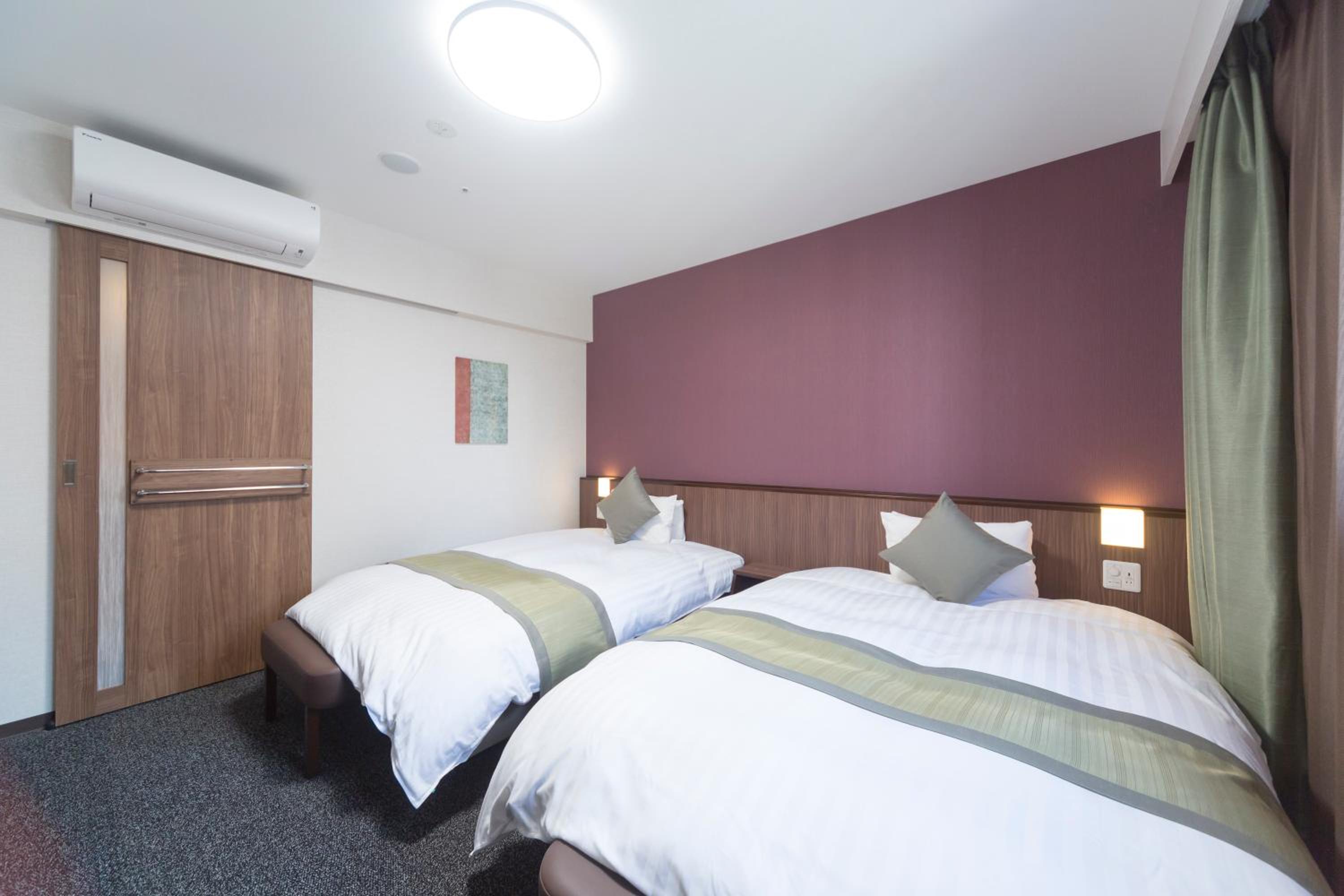 Non-Smoking Twin Room, check-in from 15:00 / check-out until 13:00 (22-hour stay)