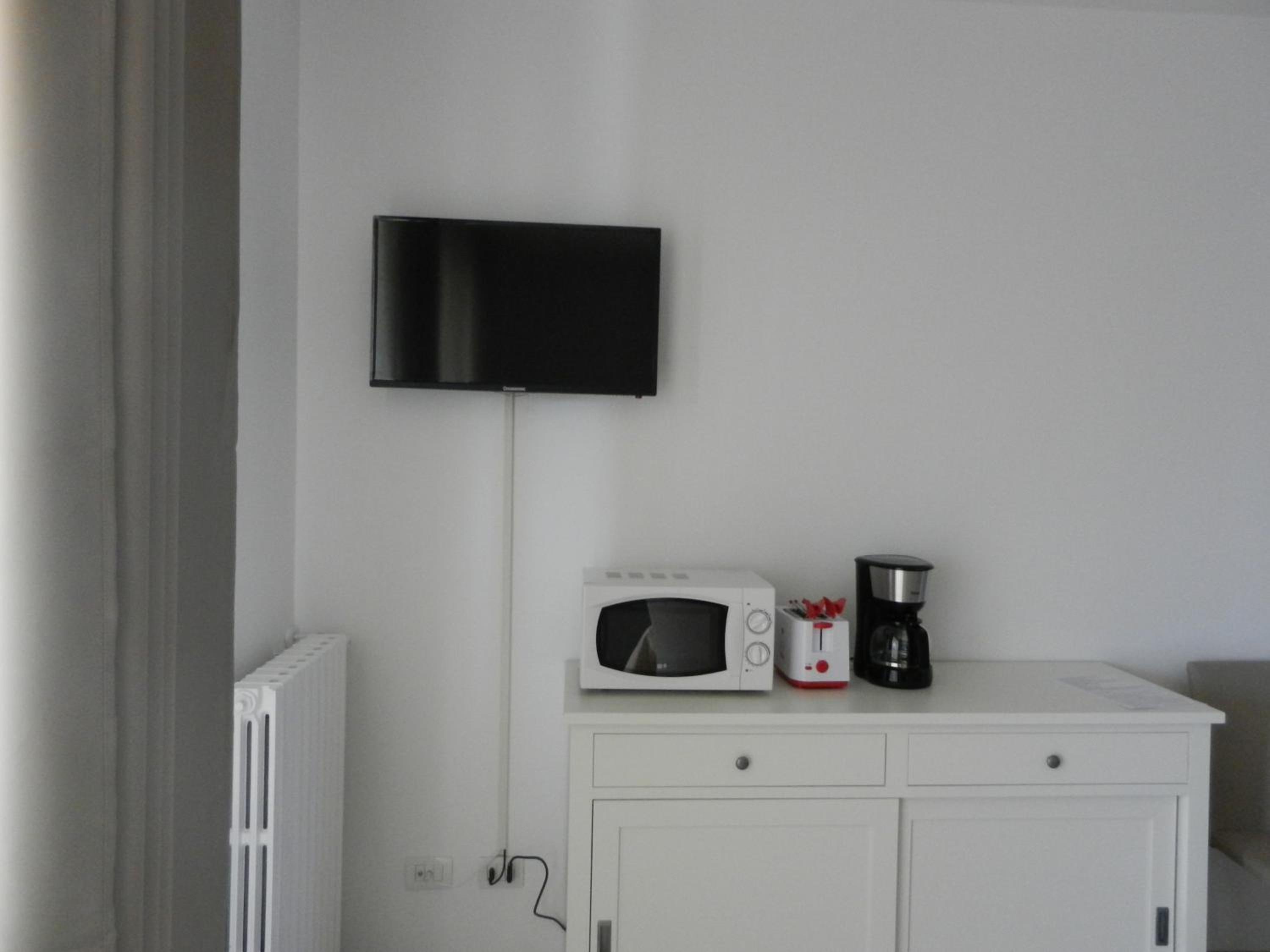 Studio Apartment - Photo 2