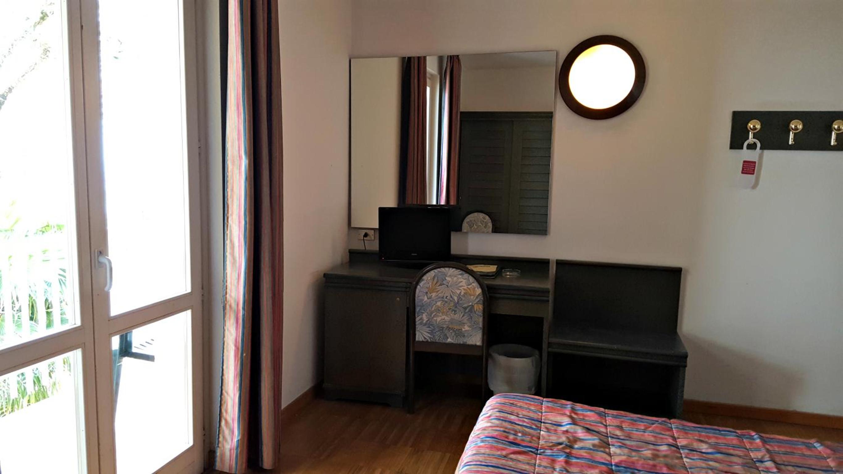 Double Room with Lake View - Photo 4