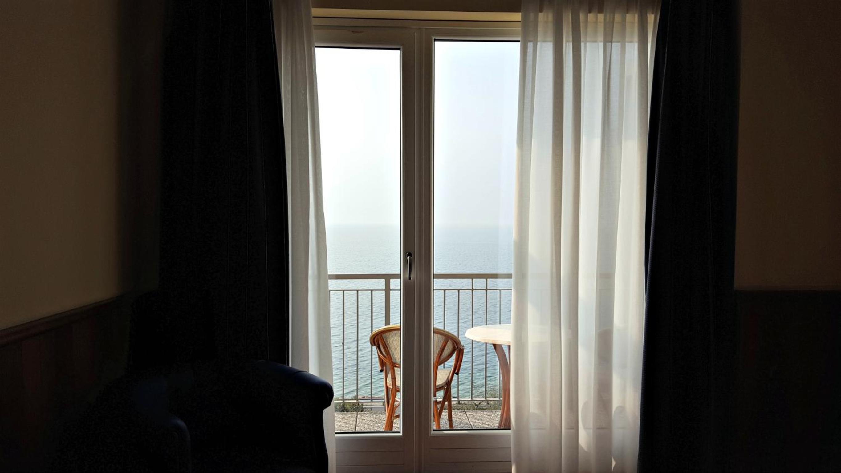 Double Room with Lake View - Photo 3