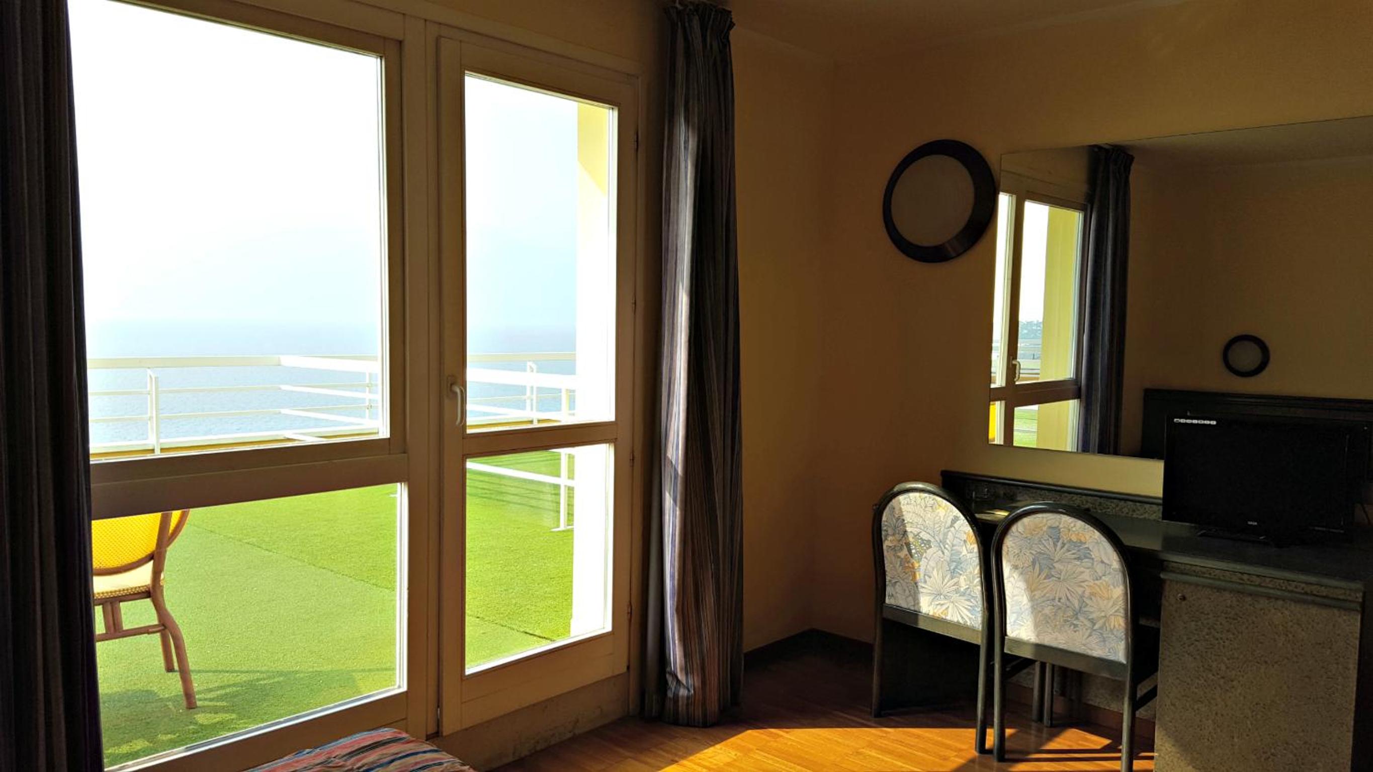 Double Room with Lake View - Photo 2