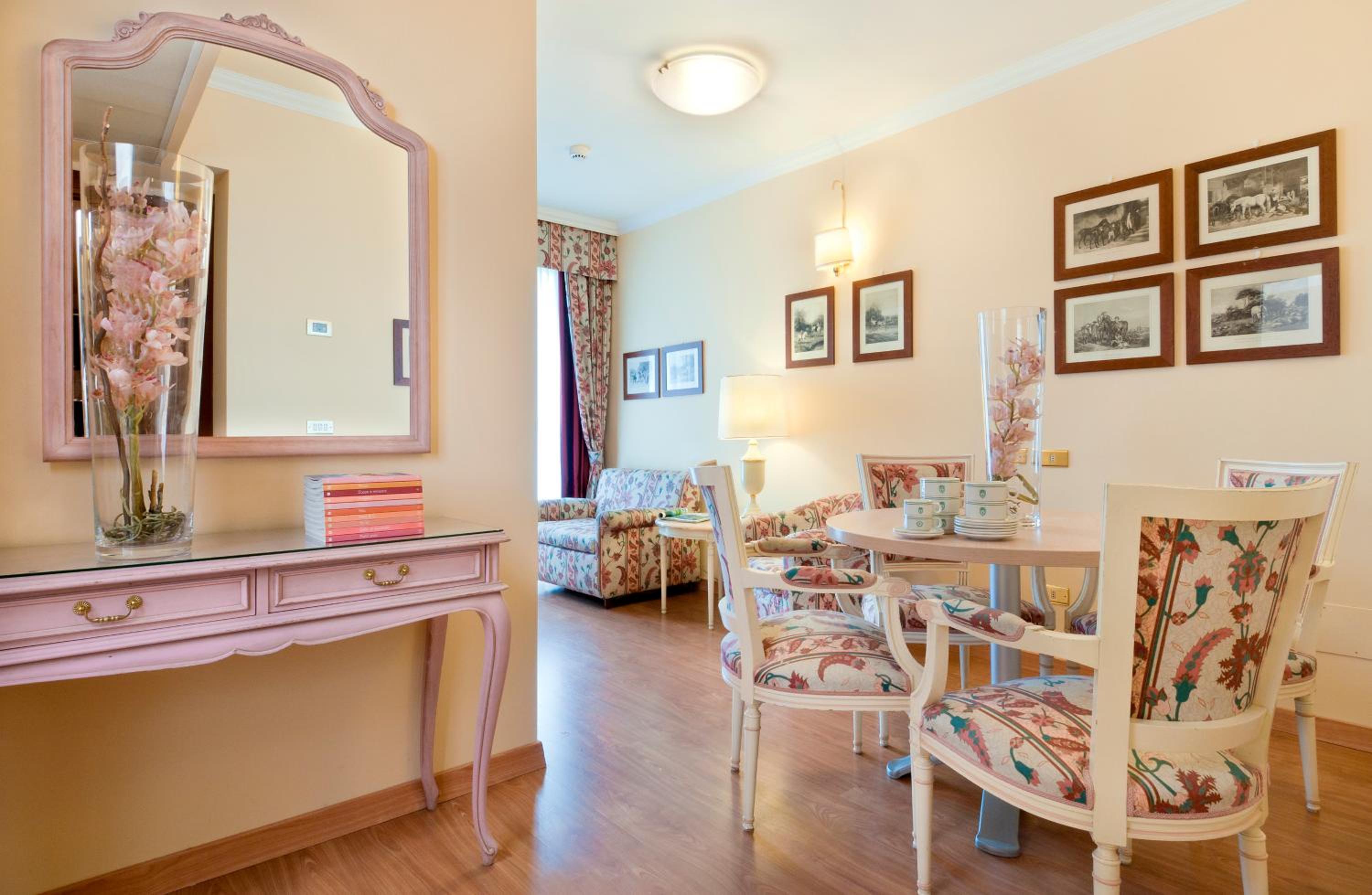 One-Bedroom Apartment with Partial Lake View (2 Adults + 1 Child)