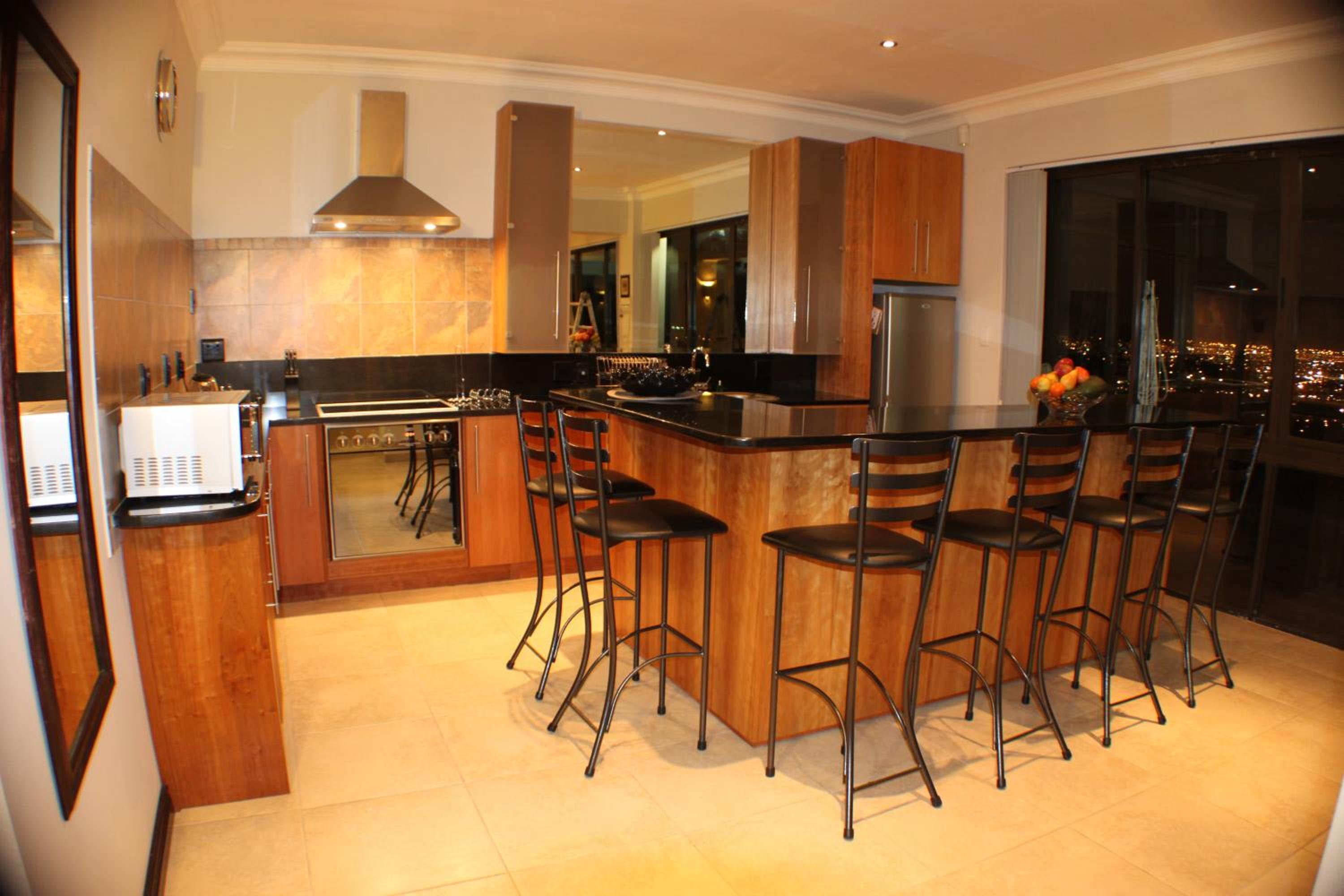 3 Bedroom Apartment with City View photo 3