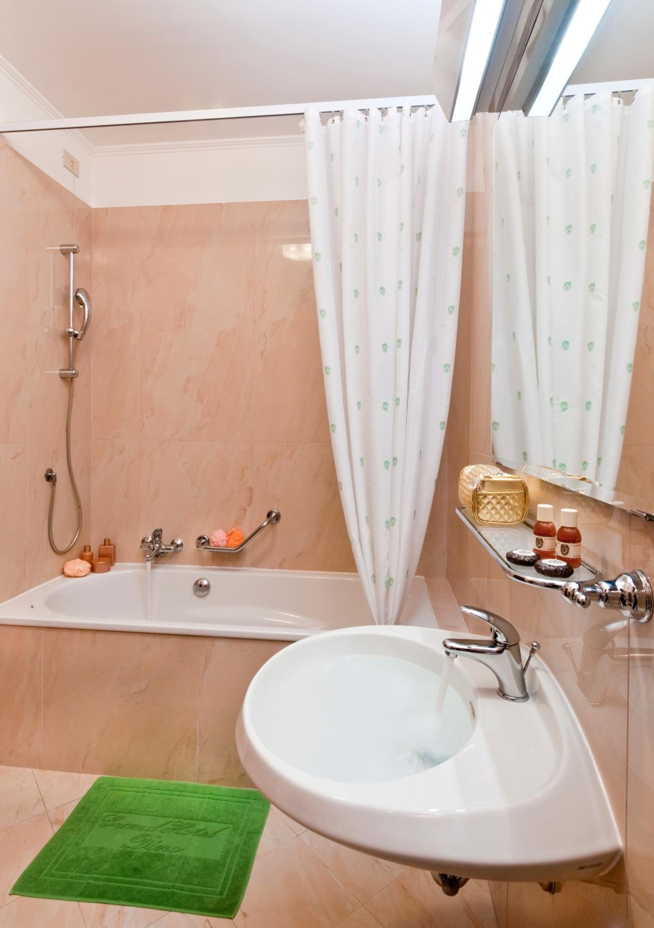 One-Bedroom Apartment with Partial Lake View (4 Adults)