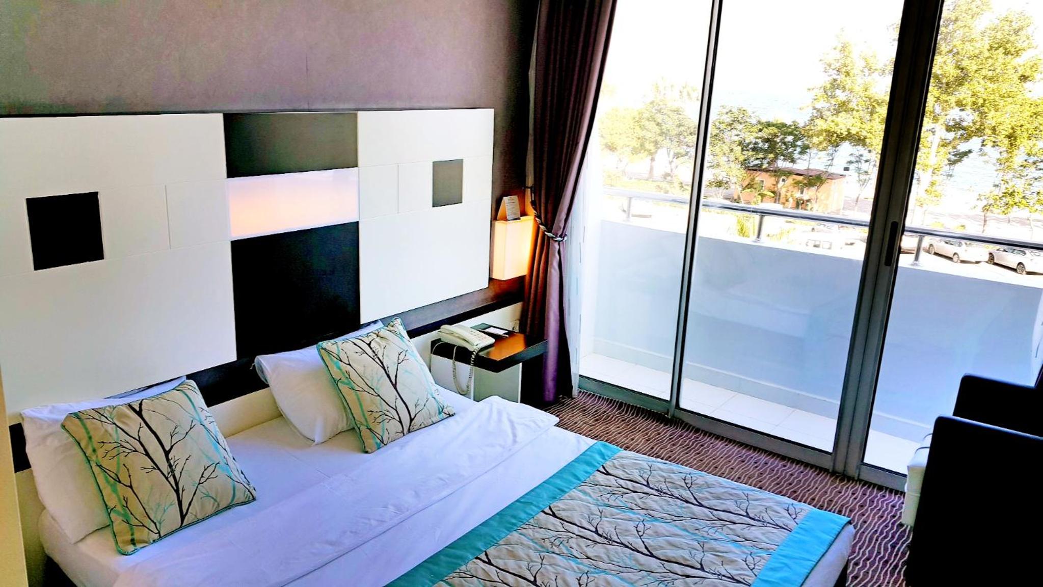 Standard Double or Twin Room with Side Sea View
