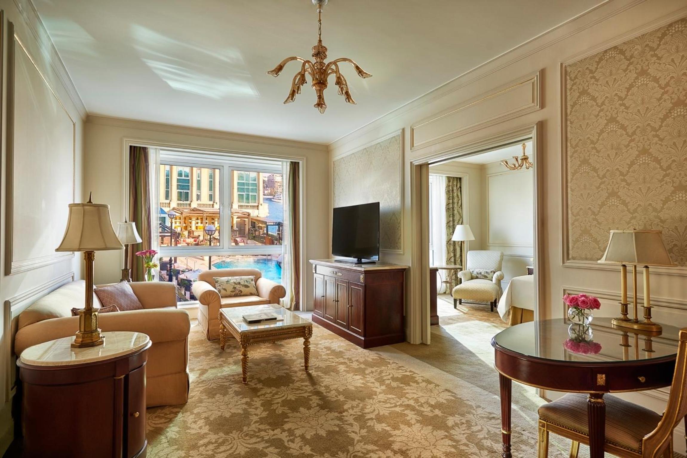 Executive Suite - Photo 3