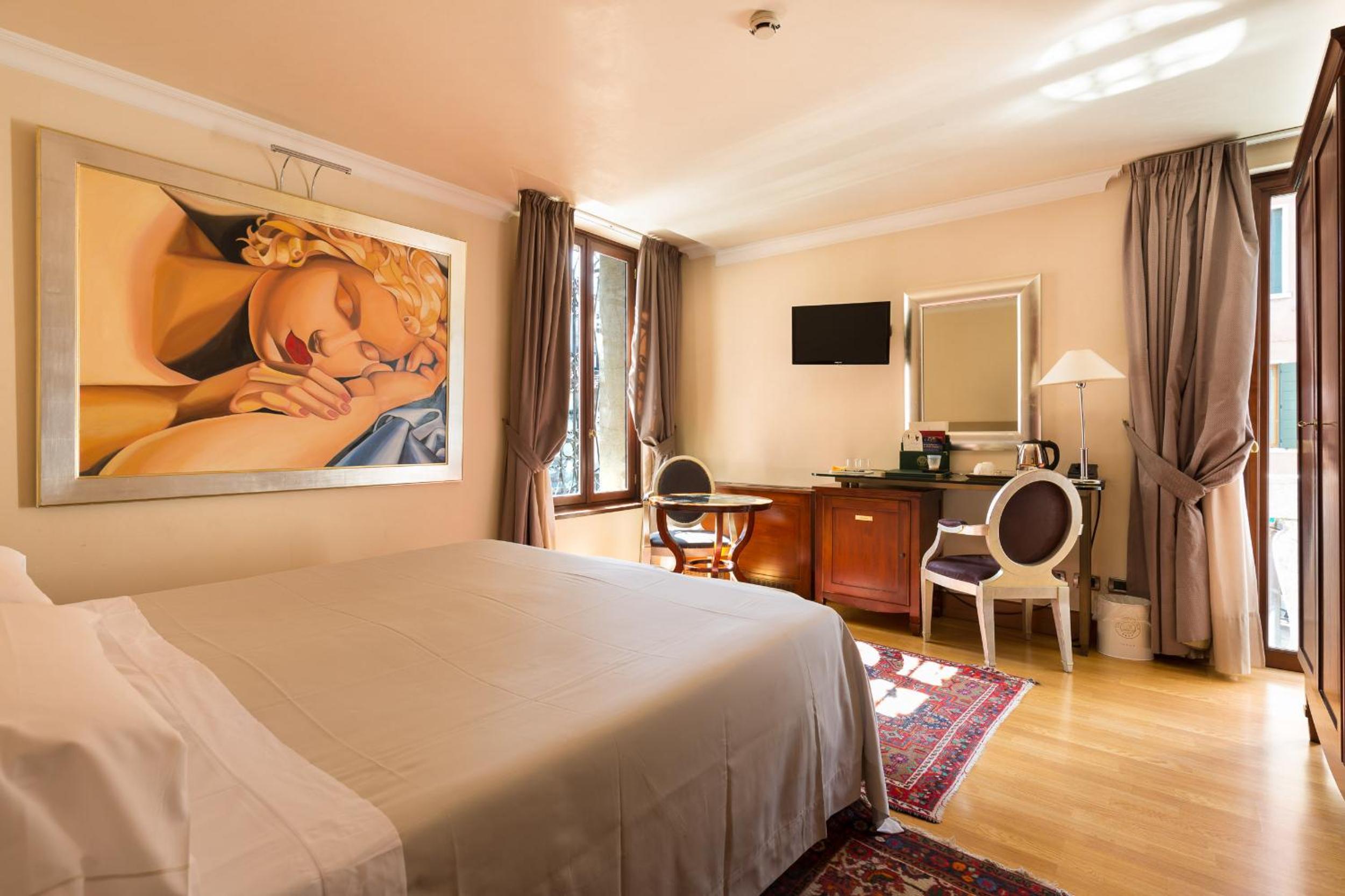 Junior Suite with Canal View thumbnail 6