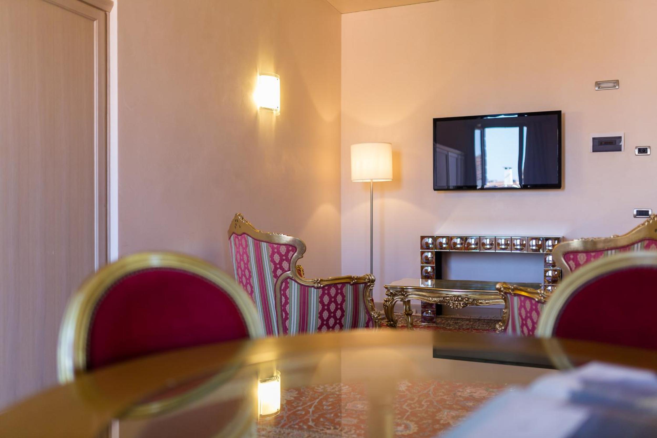 Executive Suite with Canal View (4 Adults) thumbnail 6