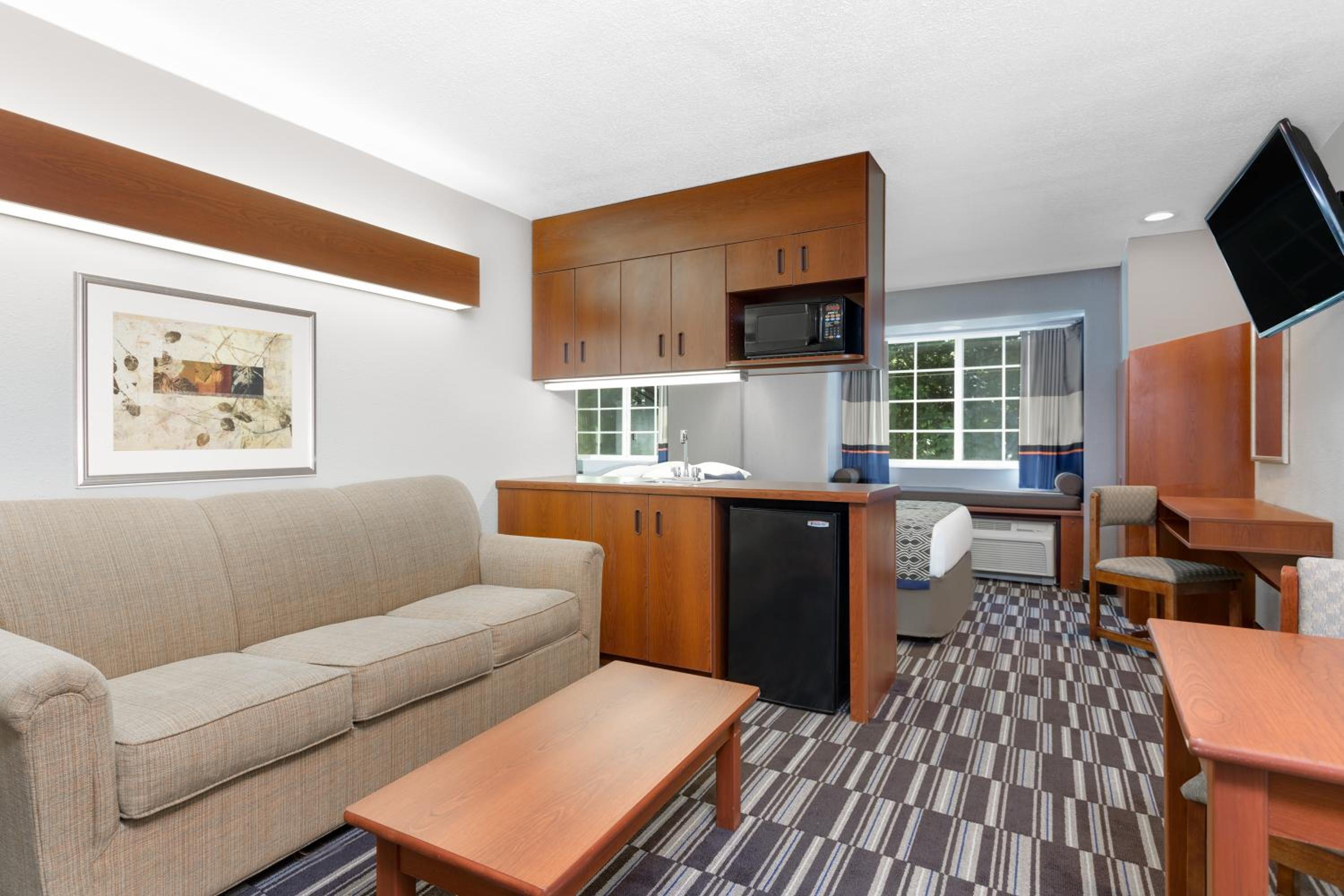 Queen Studio Suite - Non-Smoking - Photo 5