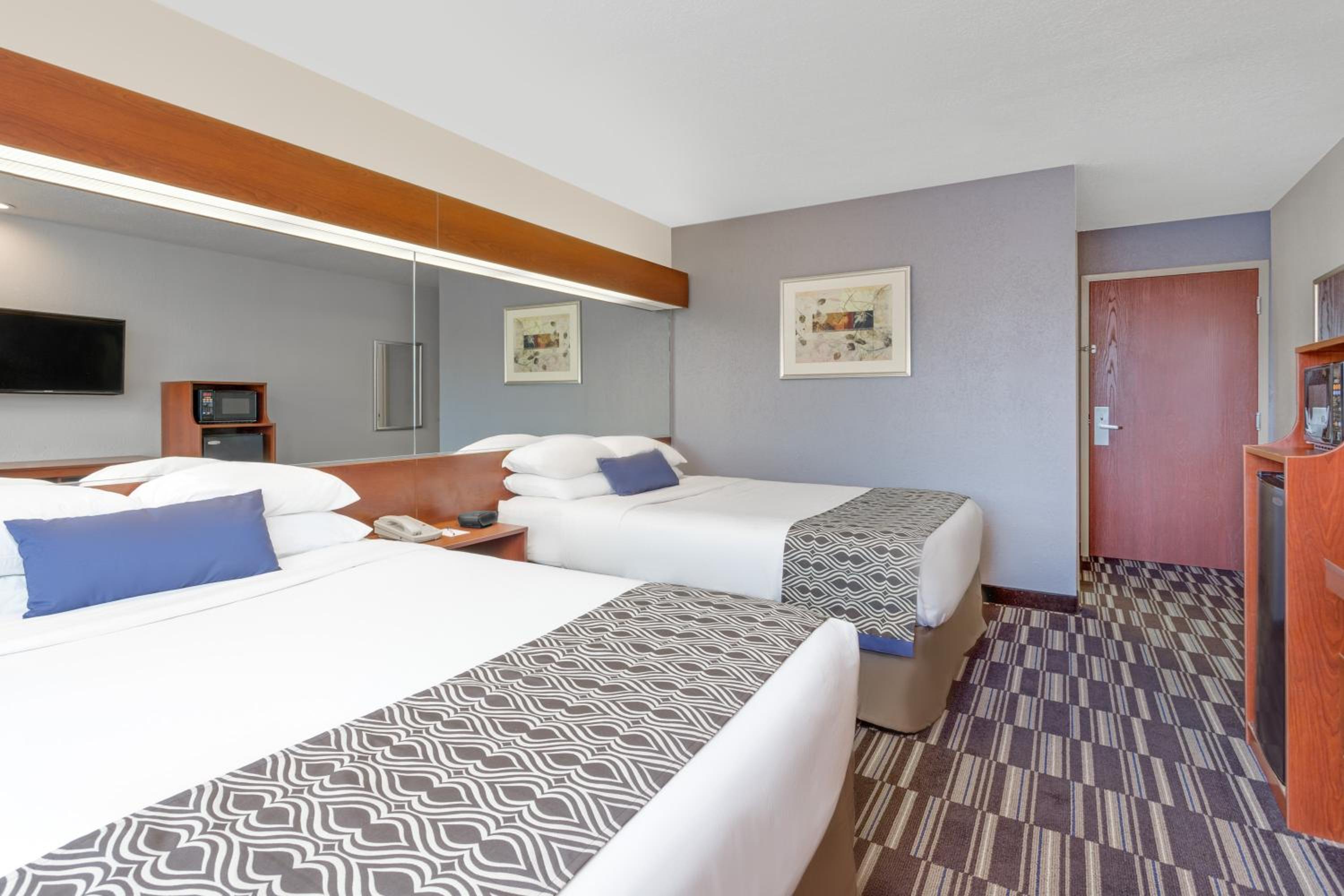 Queen Room with Two Queen Beds - Non-Smoking - Photo 3