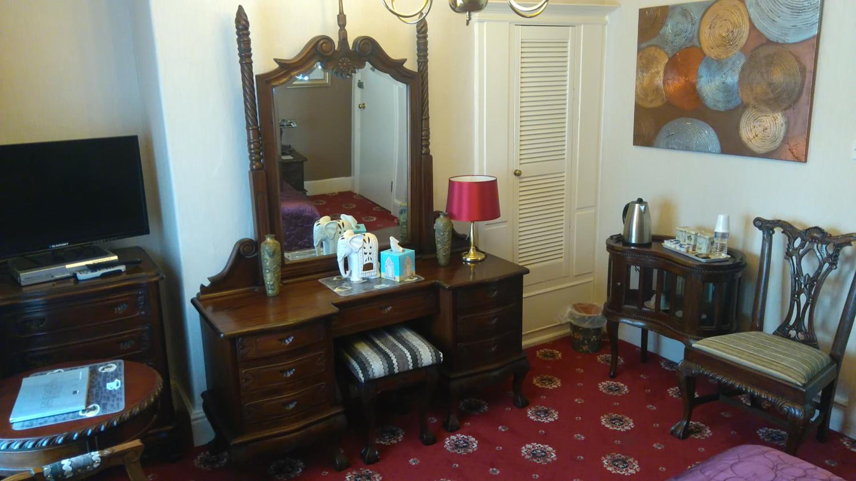 Standard King Room - Photo 11