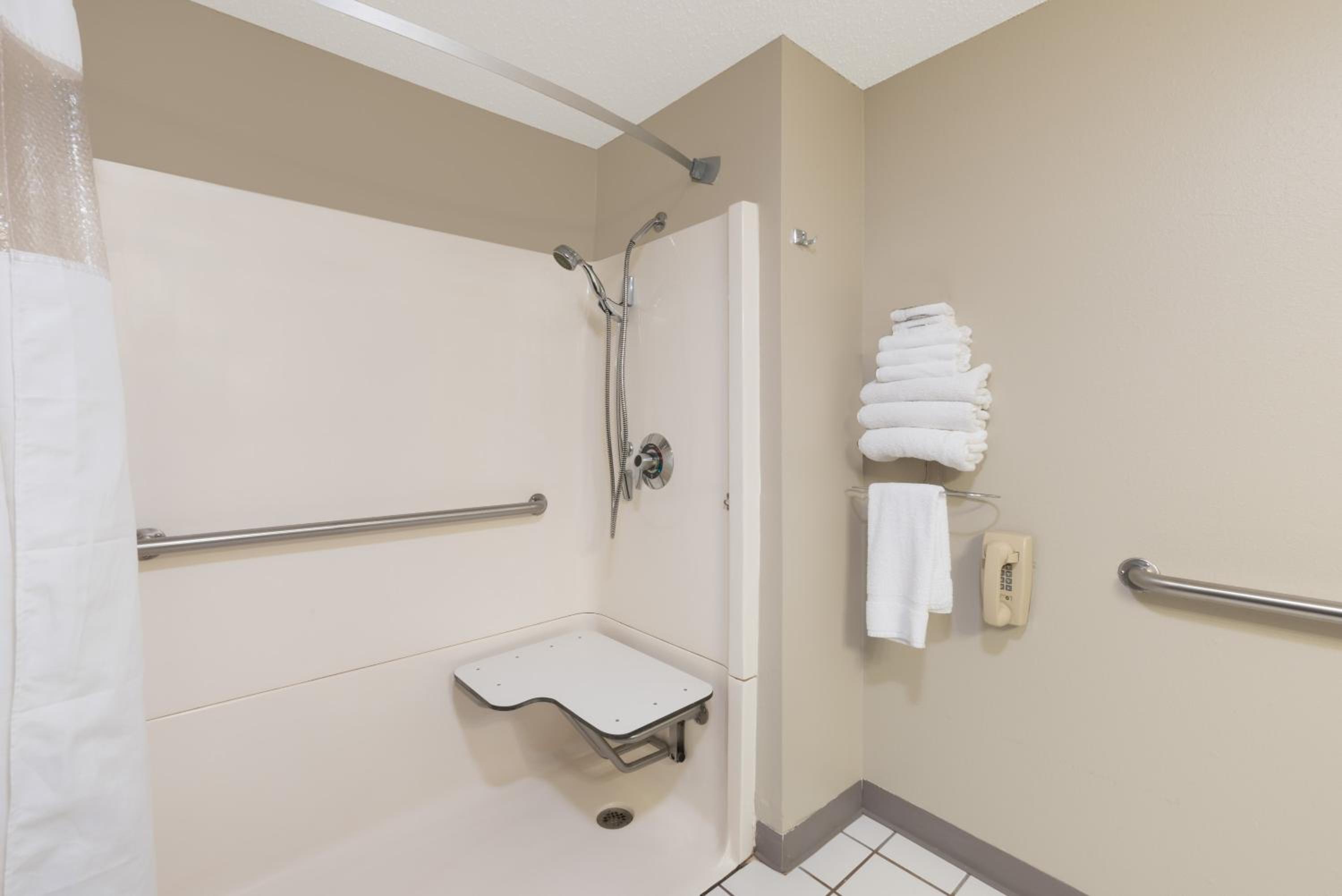 Queen Room - Mobility Access/Non-Smoking - Photo 4