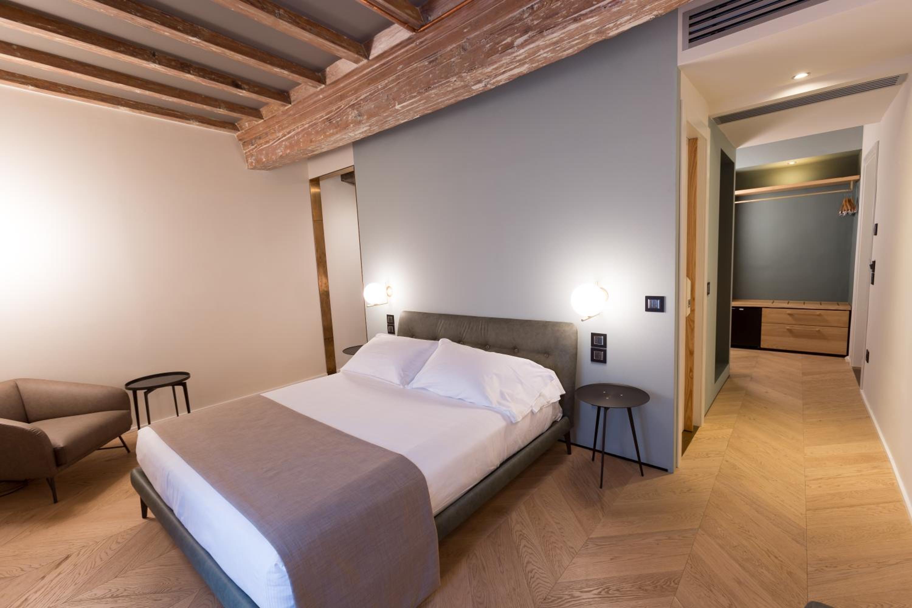 Premium Triple Room - Photo 11