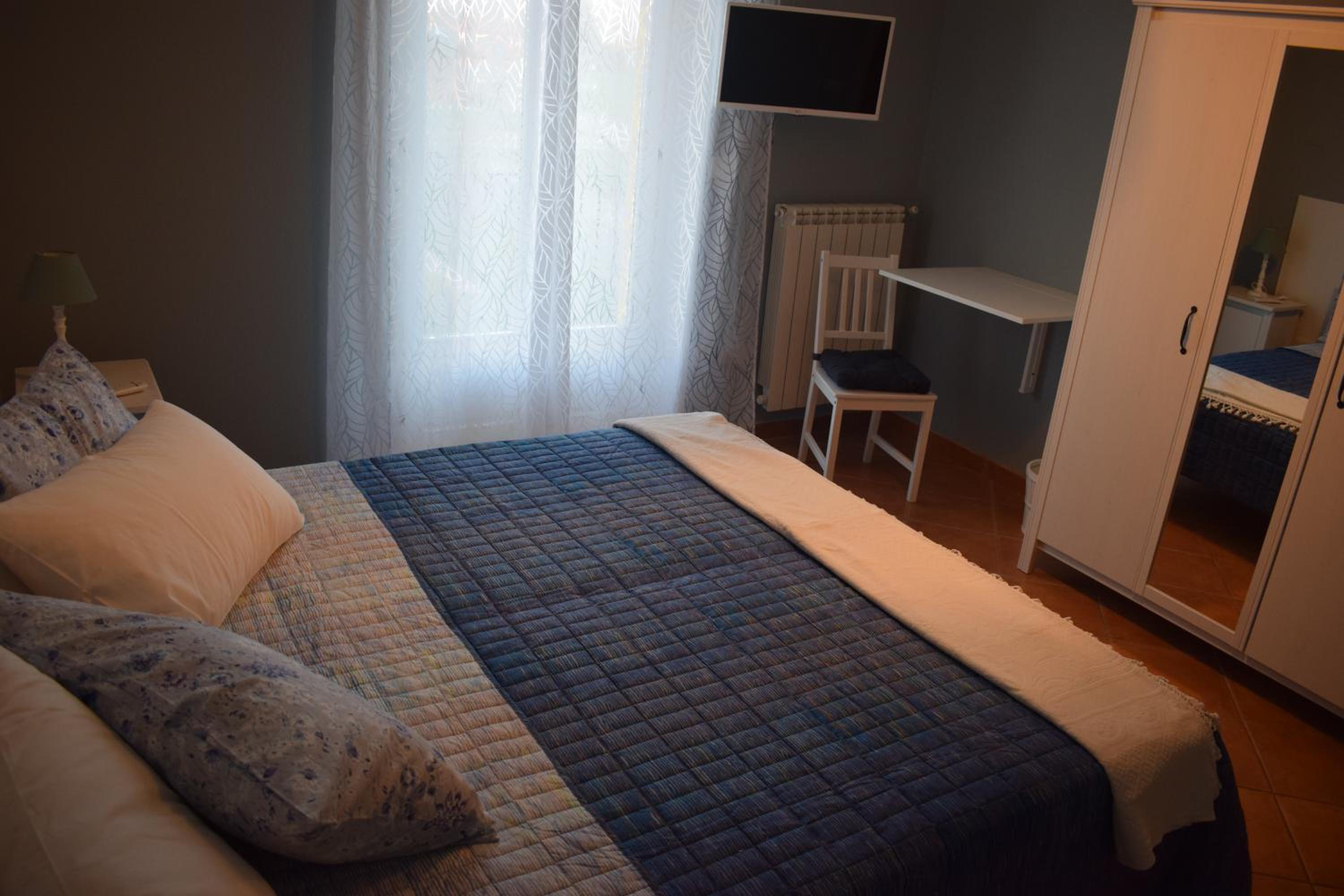 Double or Twin Room with Private External Bathroom - Photo 2