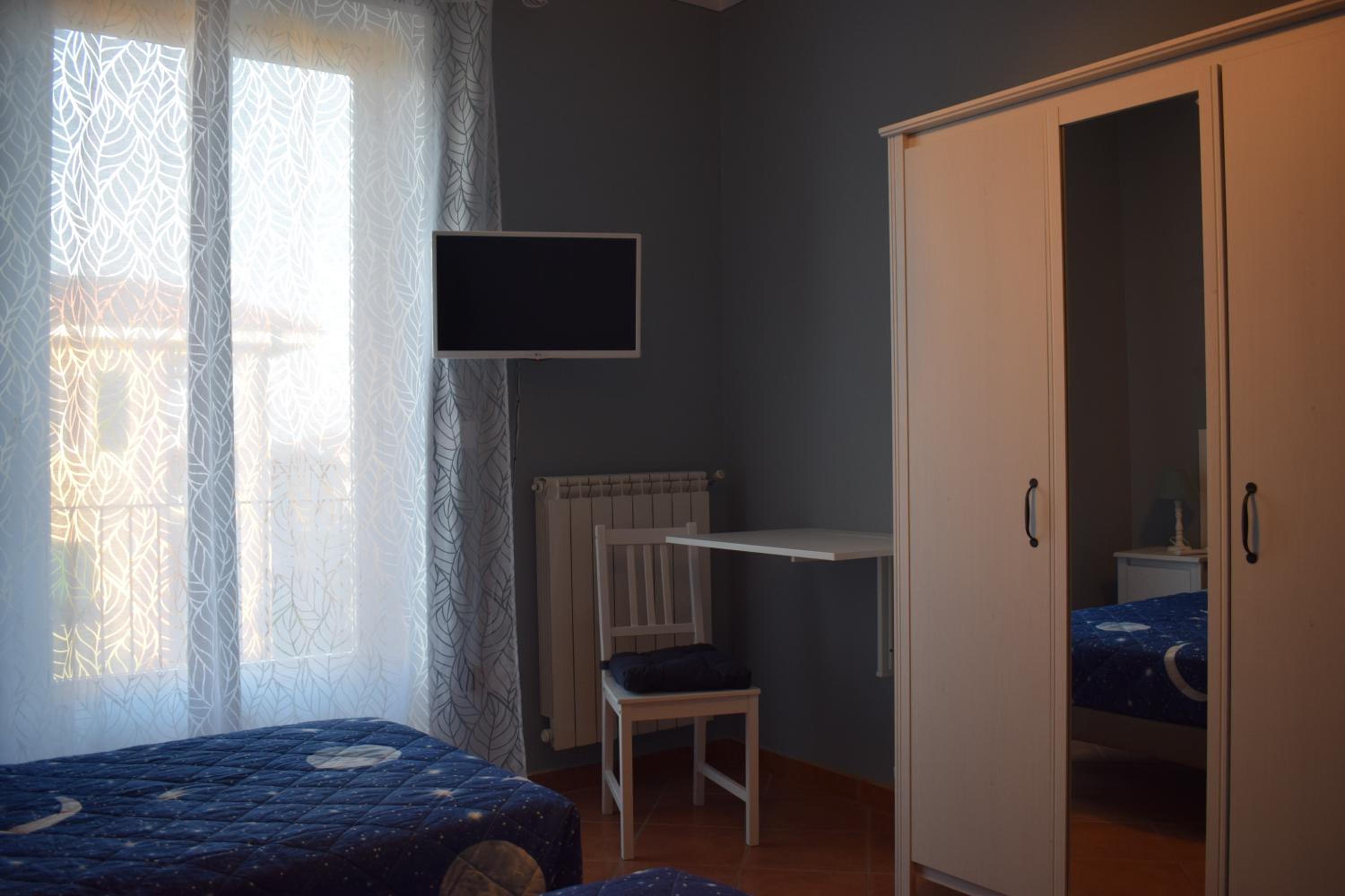 Double or Twin Room with Private External Bathroom - Photo 11