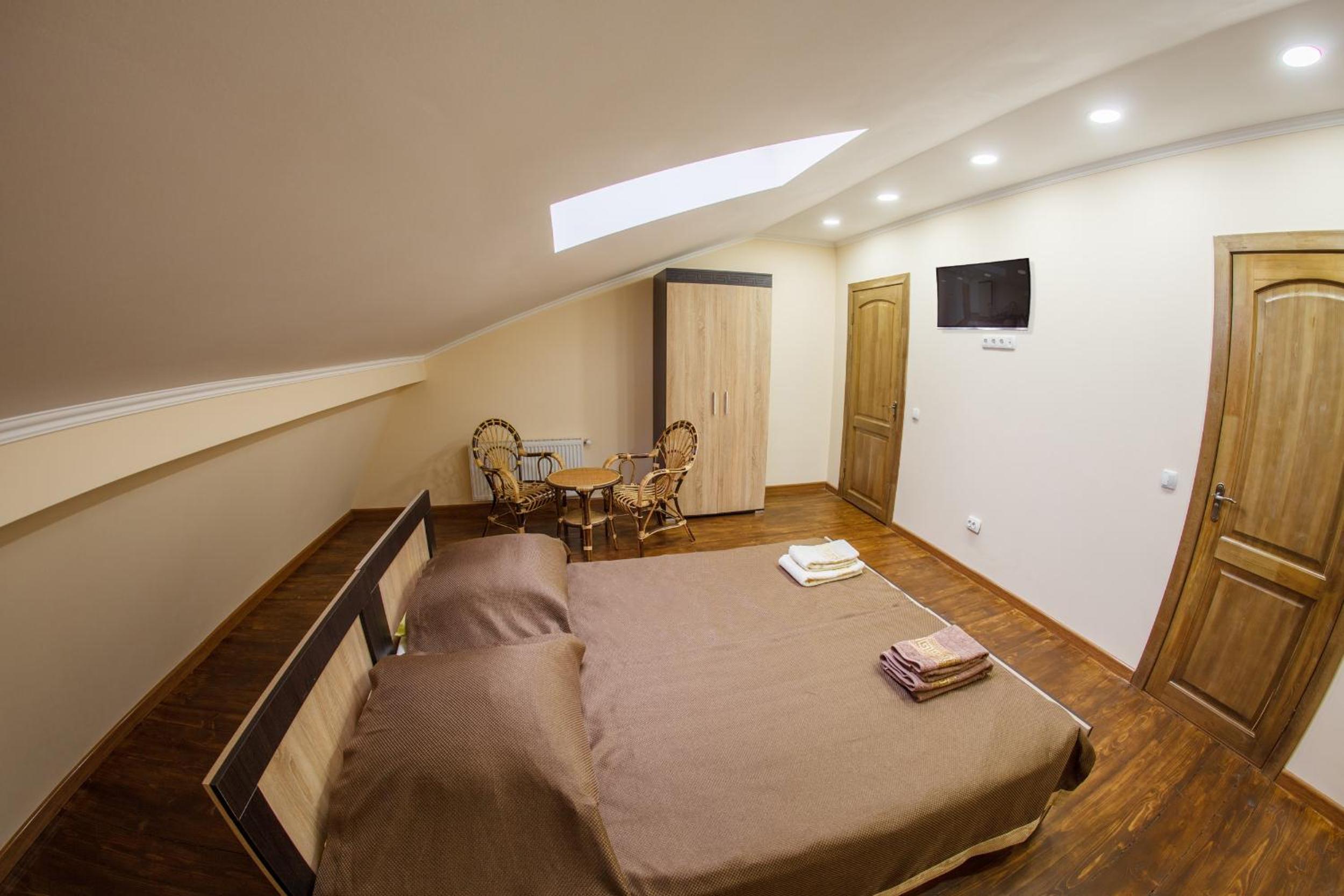 One-Bedroom Apartment photo 1