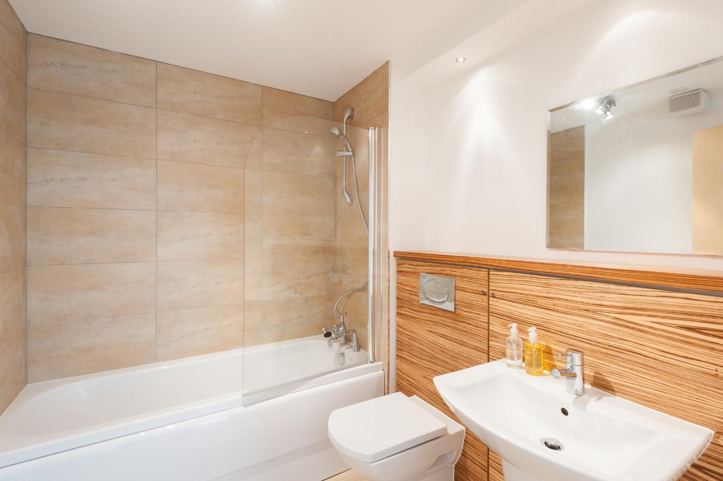  Two-Bedroom Apartment With River View - 308 Clyde Street, G1 4np photo 3