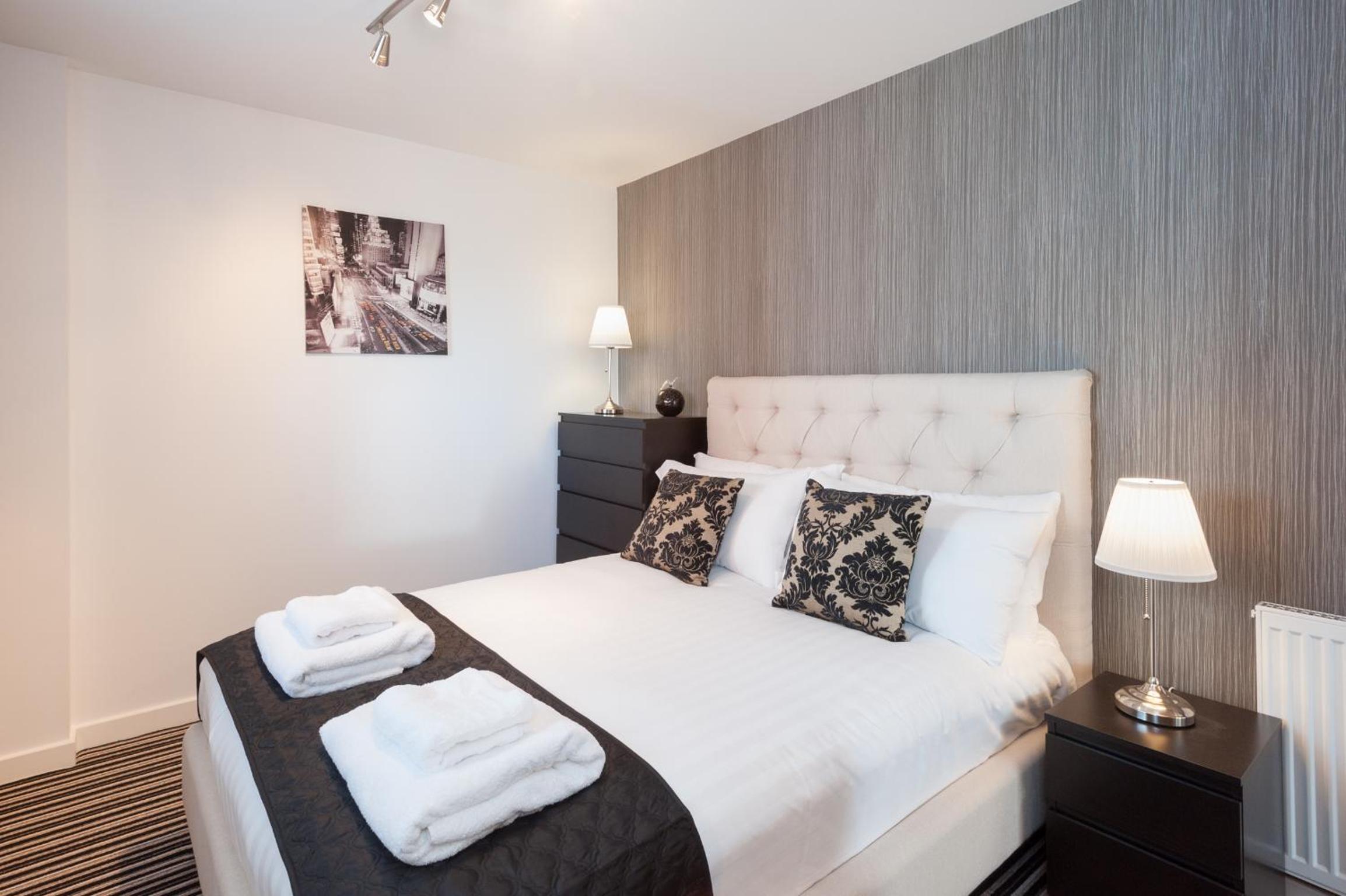  Two-Bedroom Apartment With River View - 308 Clyde Street, G1 4np photo 1