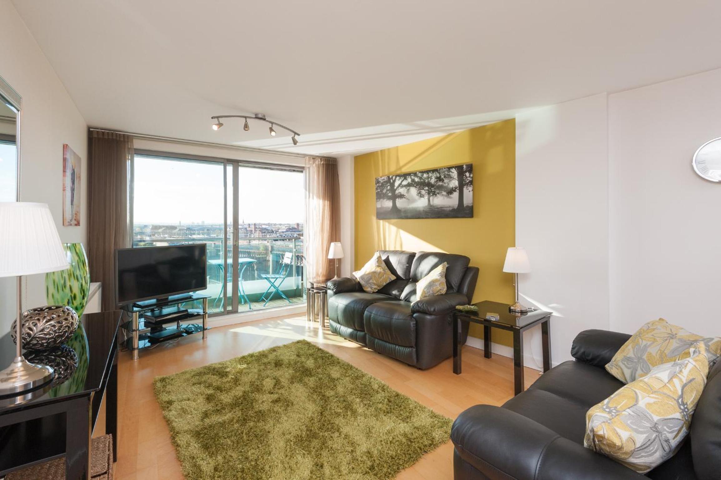  Two-Bedroom Apartment With River View - 308 Clyde Street, G1 4np photo 2