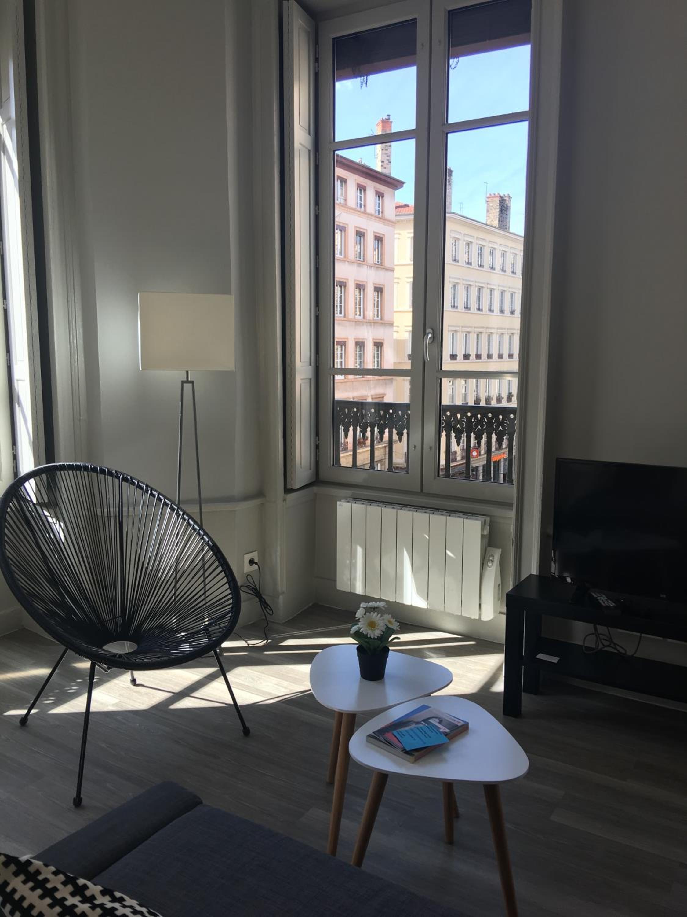One-Bedroom Apartment - Photo 2
