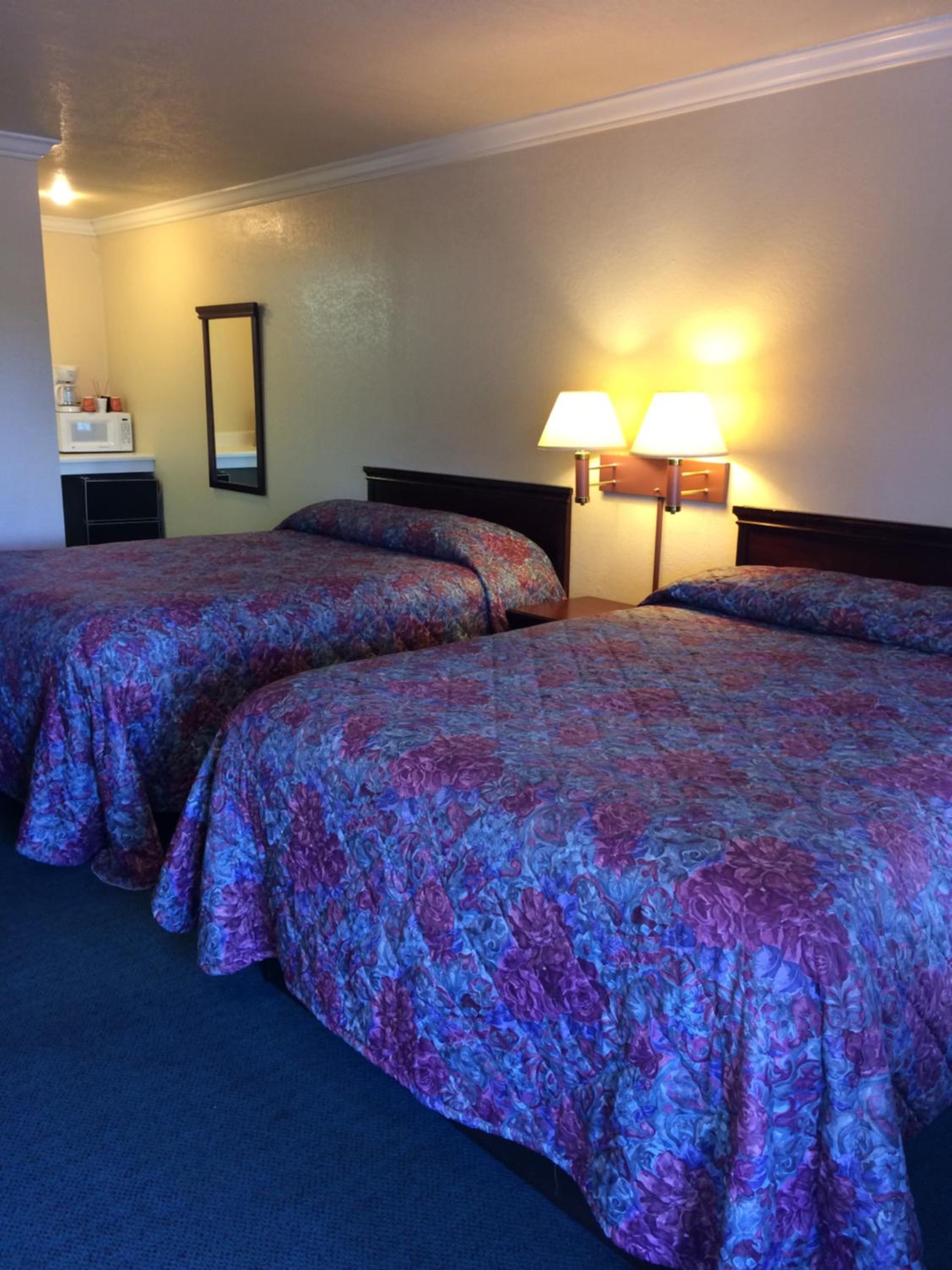 Queen Room with Two Queen Beds photo 1