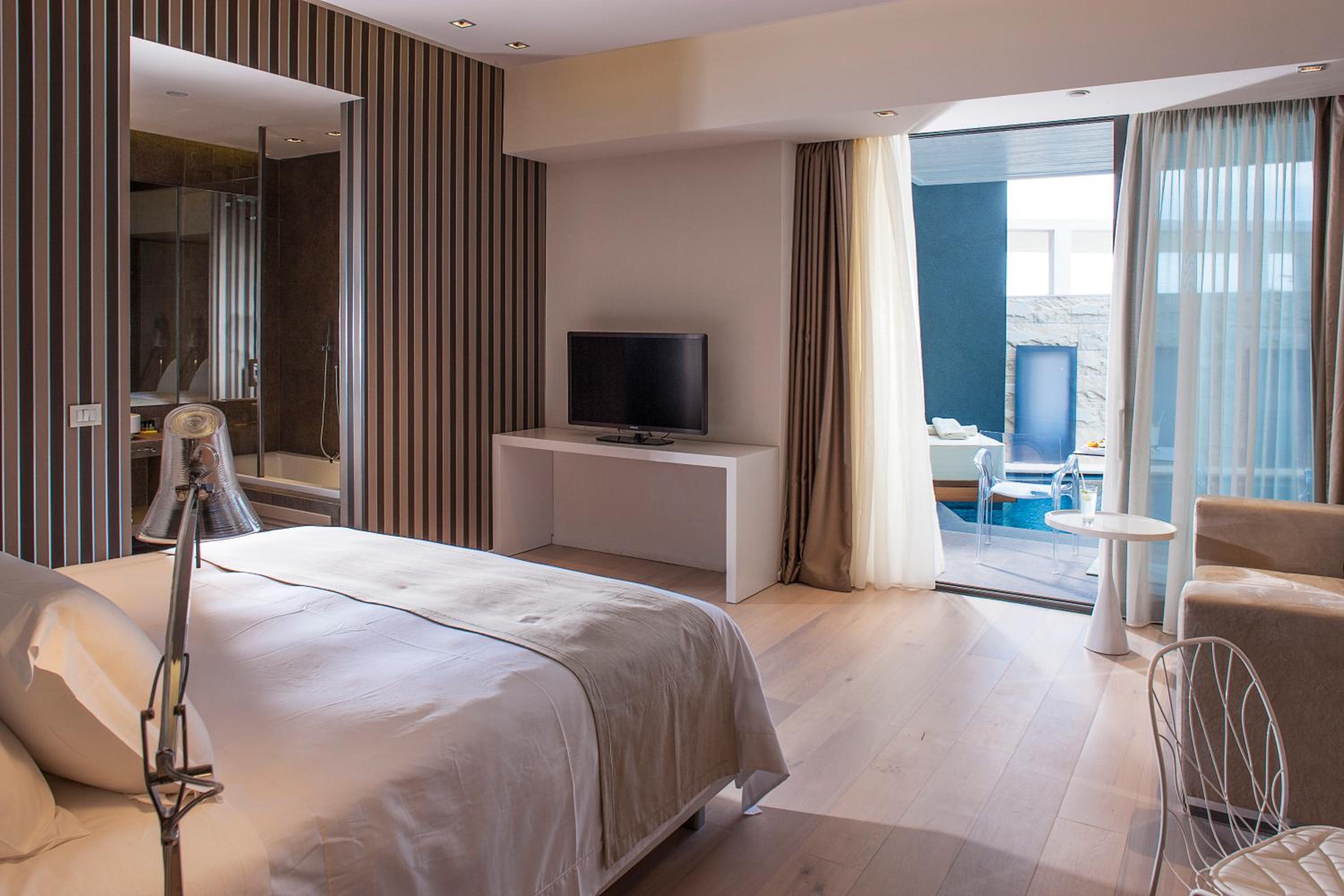 Pool Signature Suite - Photo 1