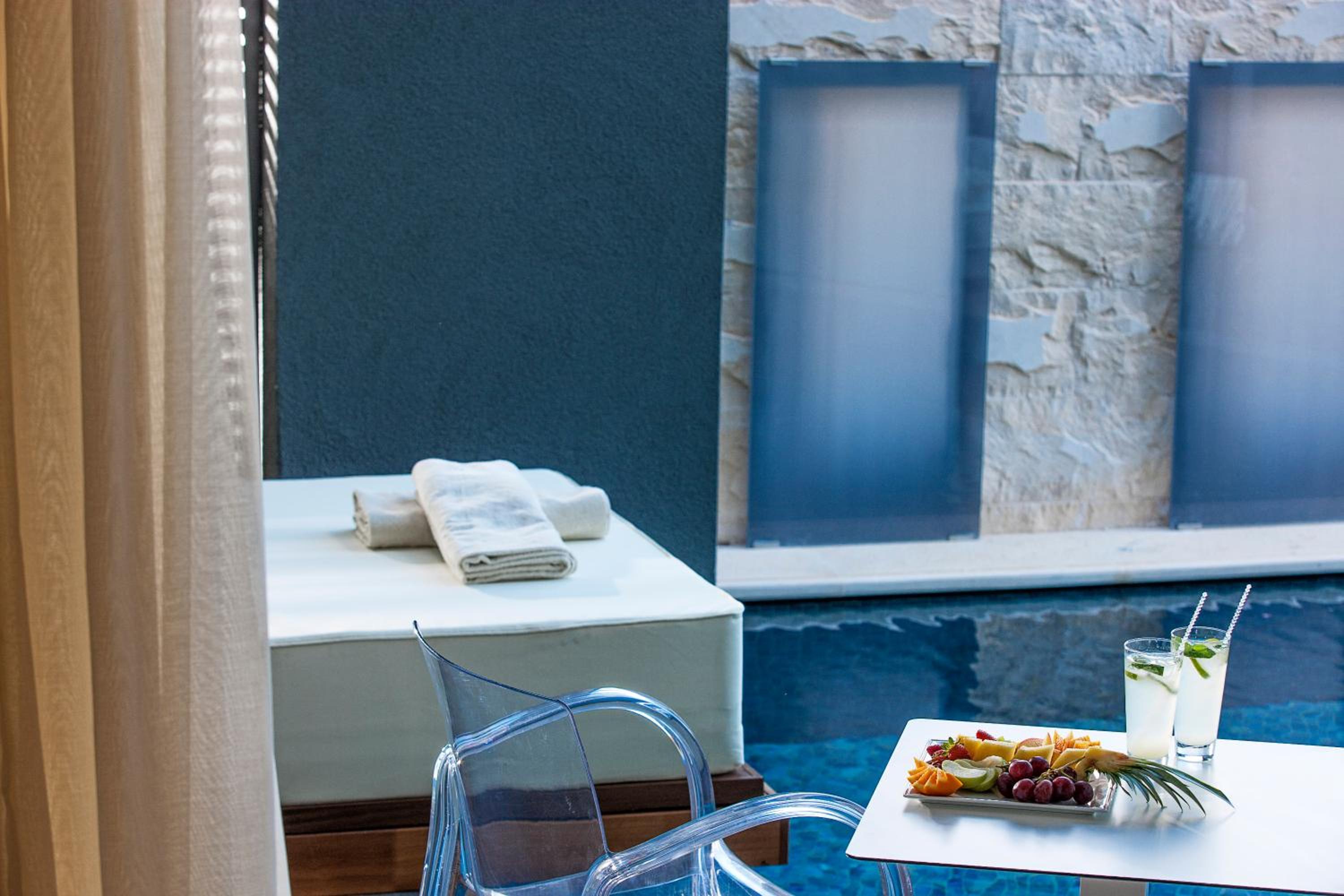 Pool Signature Suite - Photo 5