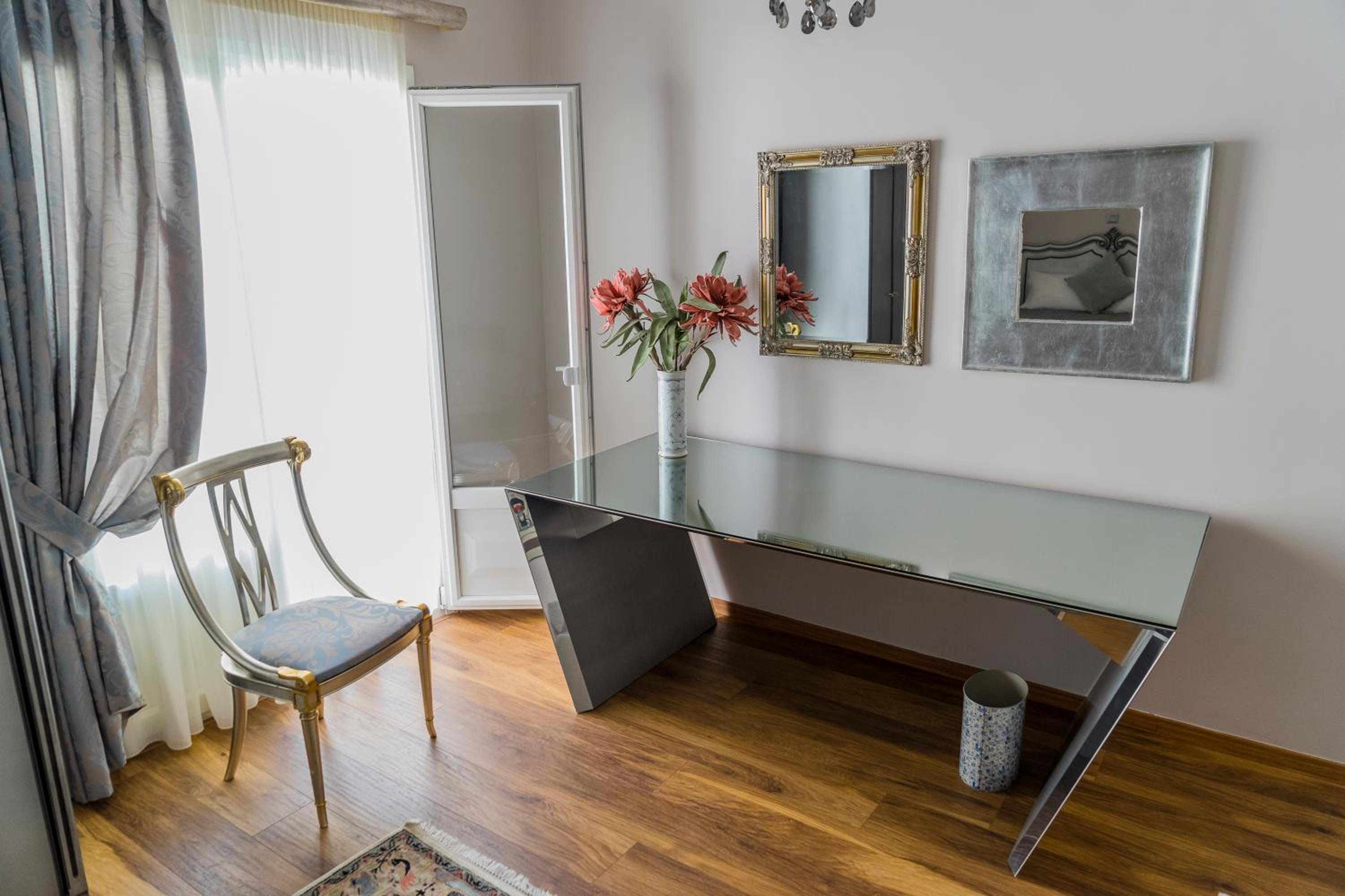 Executive Suite - Photo 12