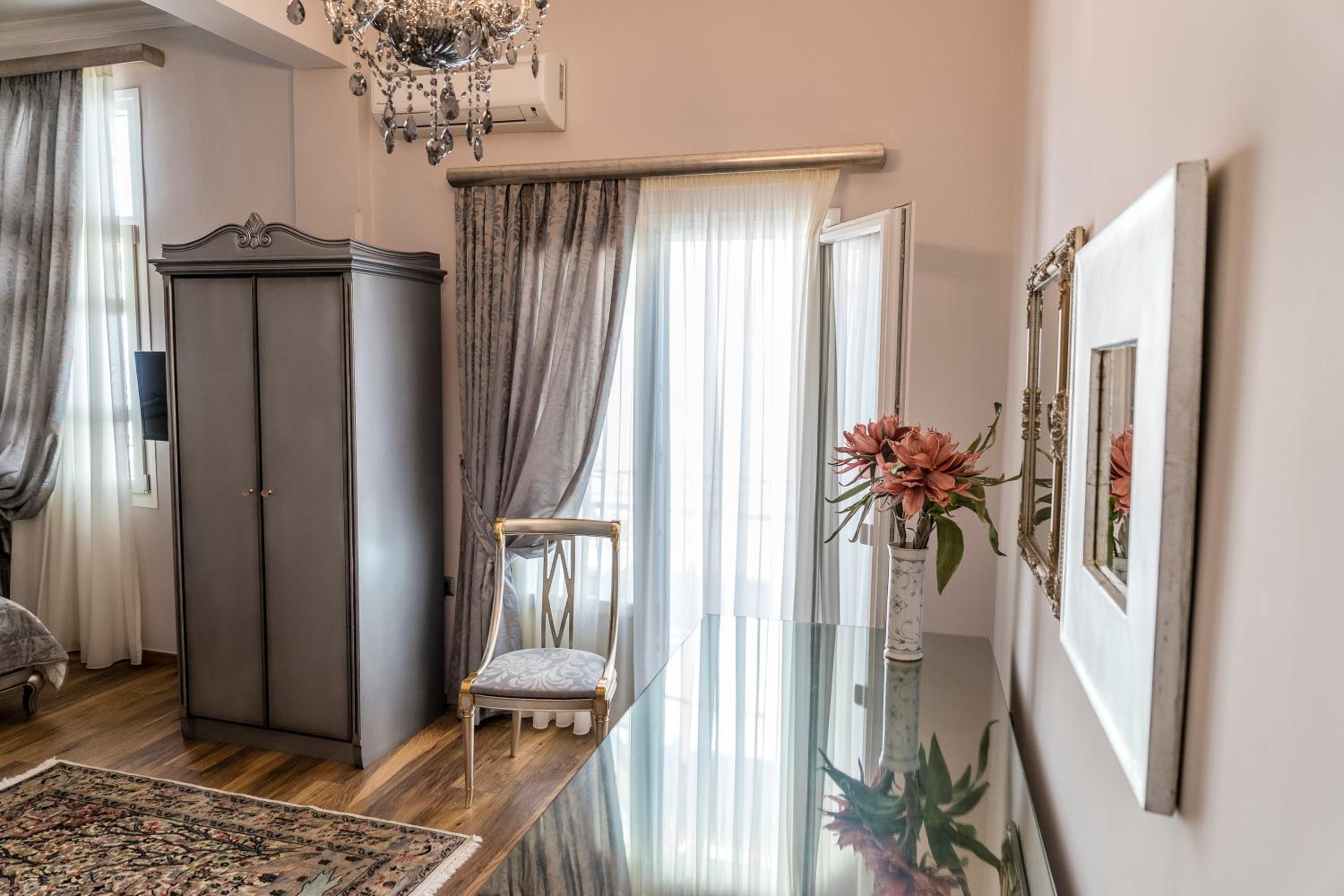 Executive Suite - Photo 1