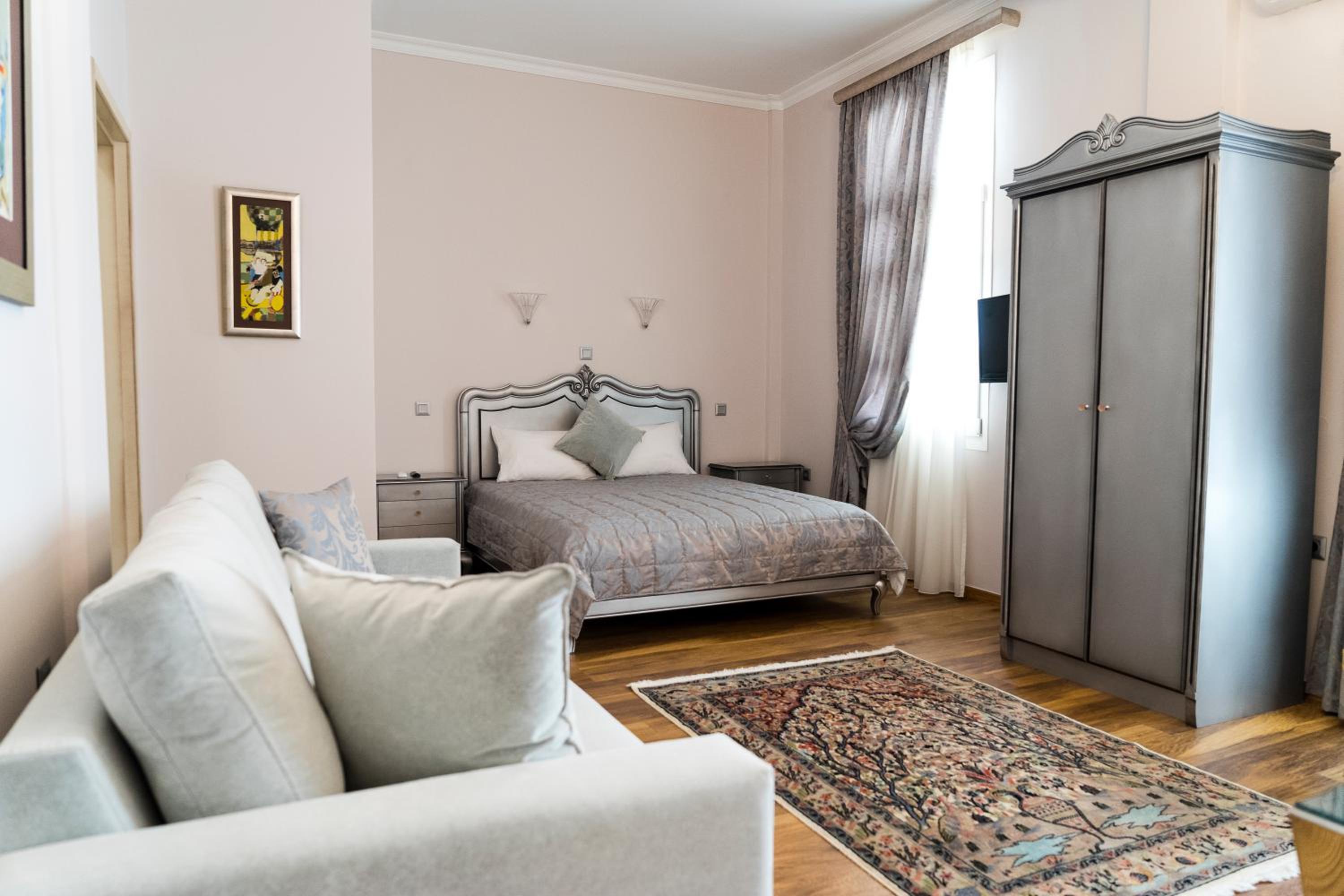 Executive Suite - Photo 9