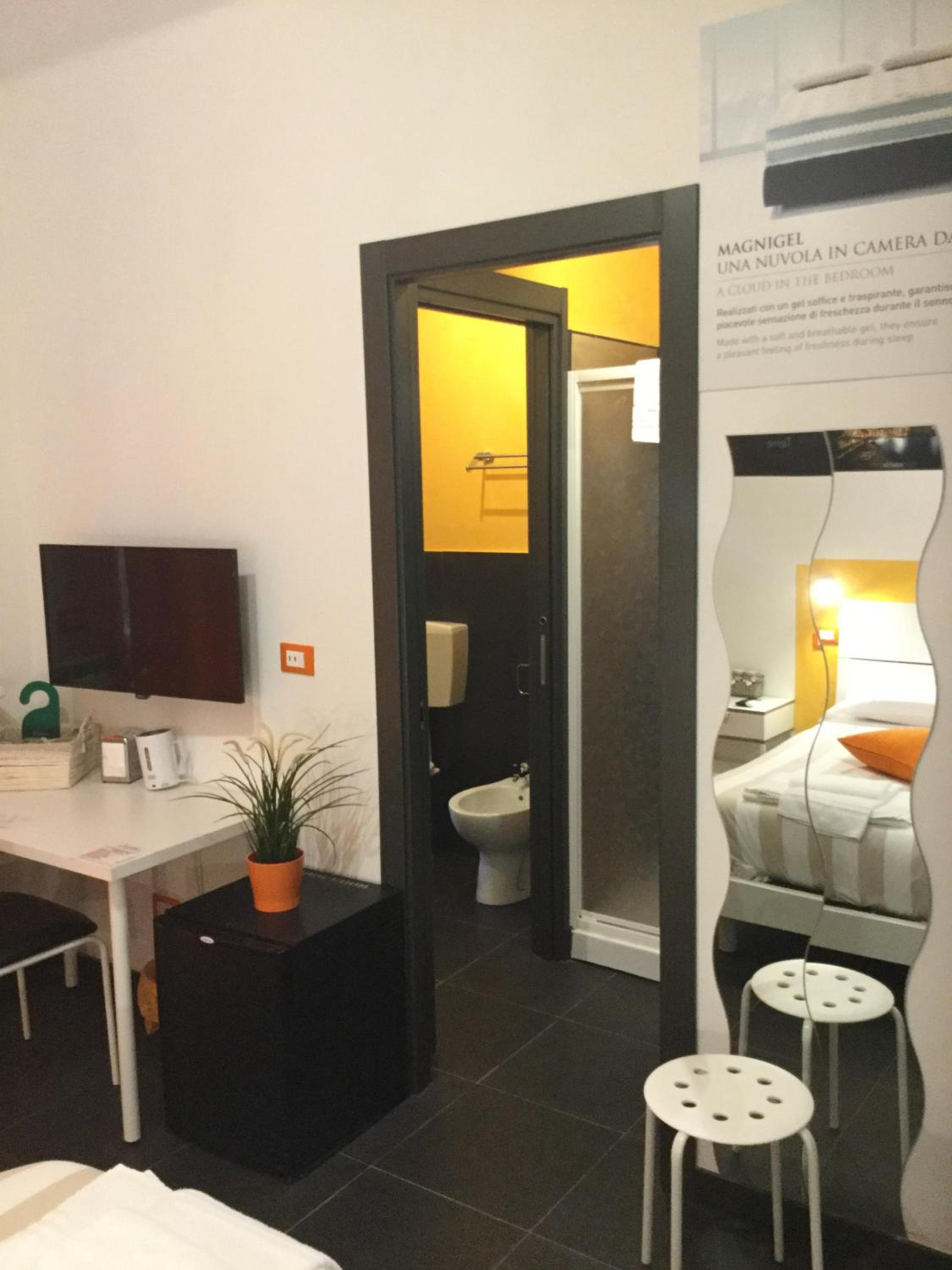 Double Room with Balcony - Photo 2