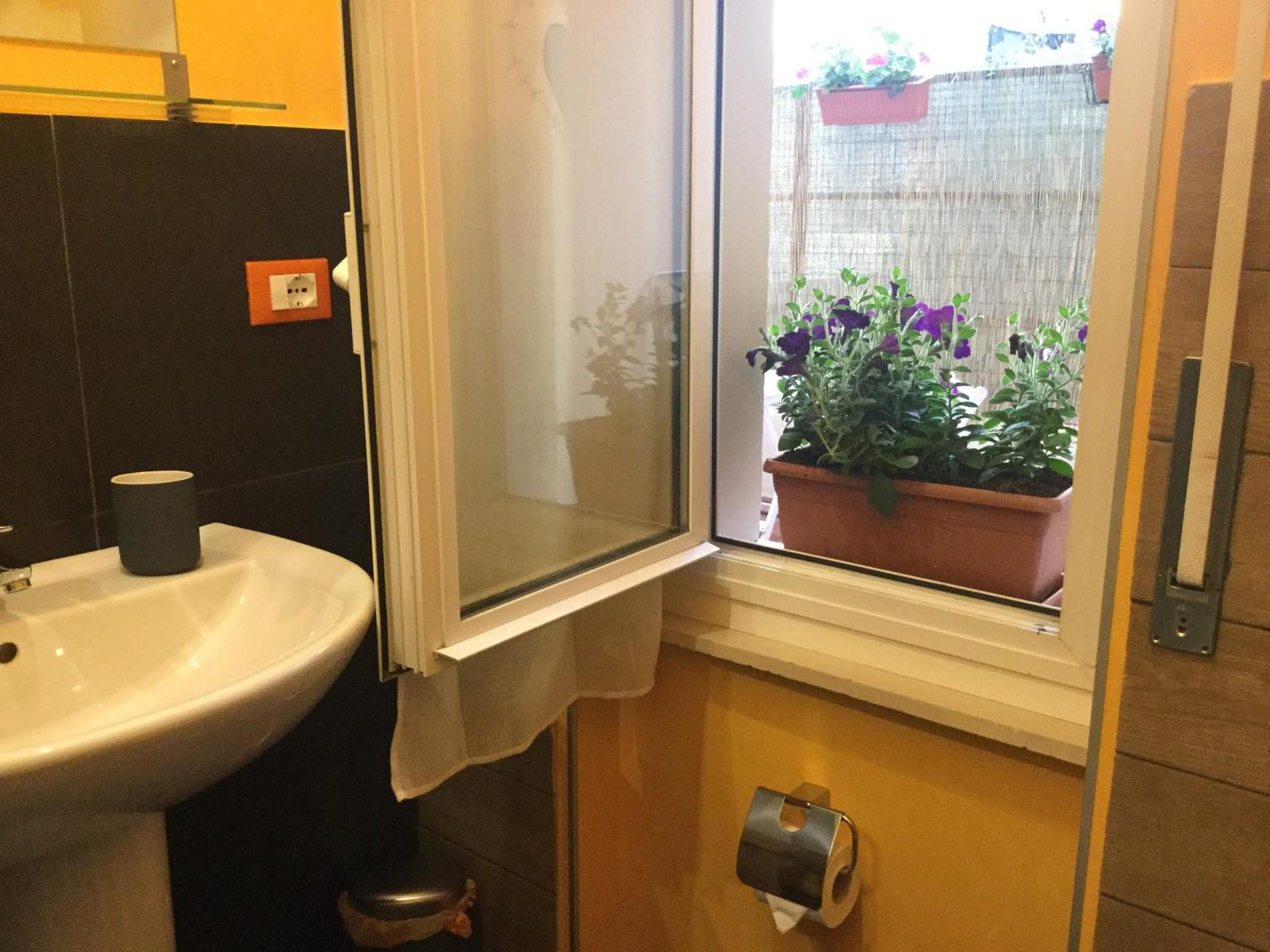 Double Room with Balcony - Photo 11