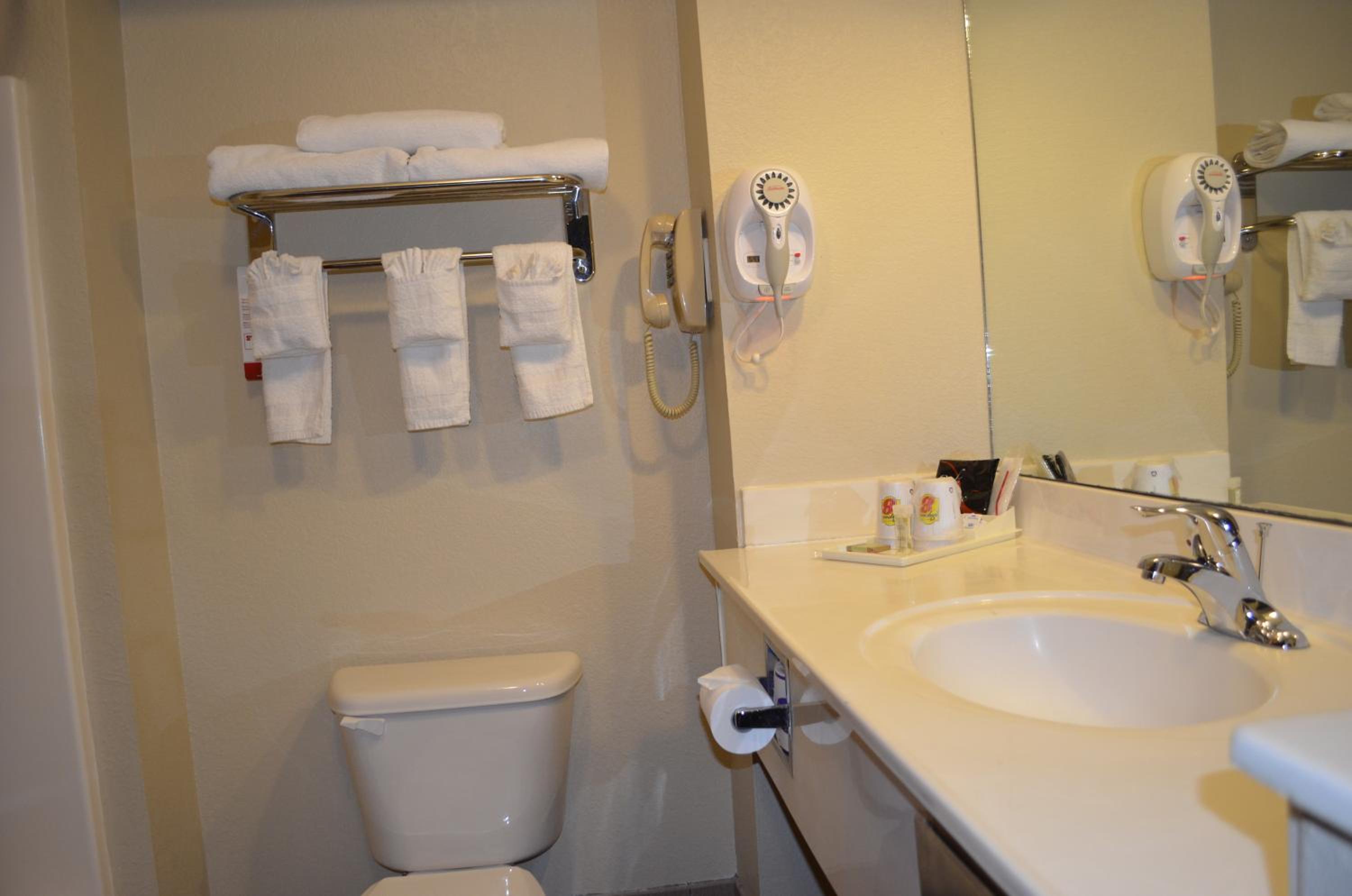 Queen Room with Two Queen Beds - Non-Smoking - Photo 4