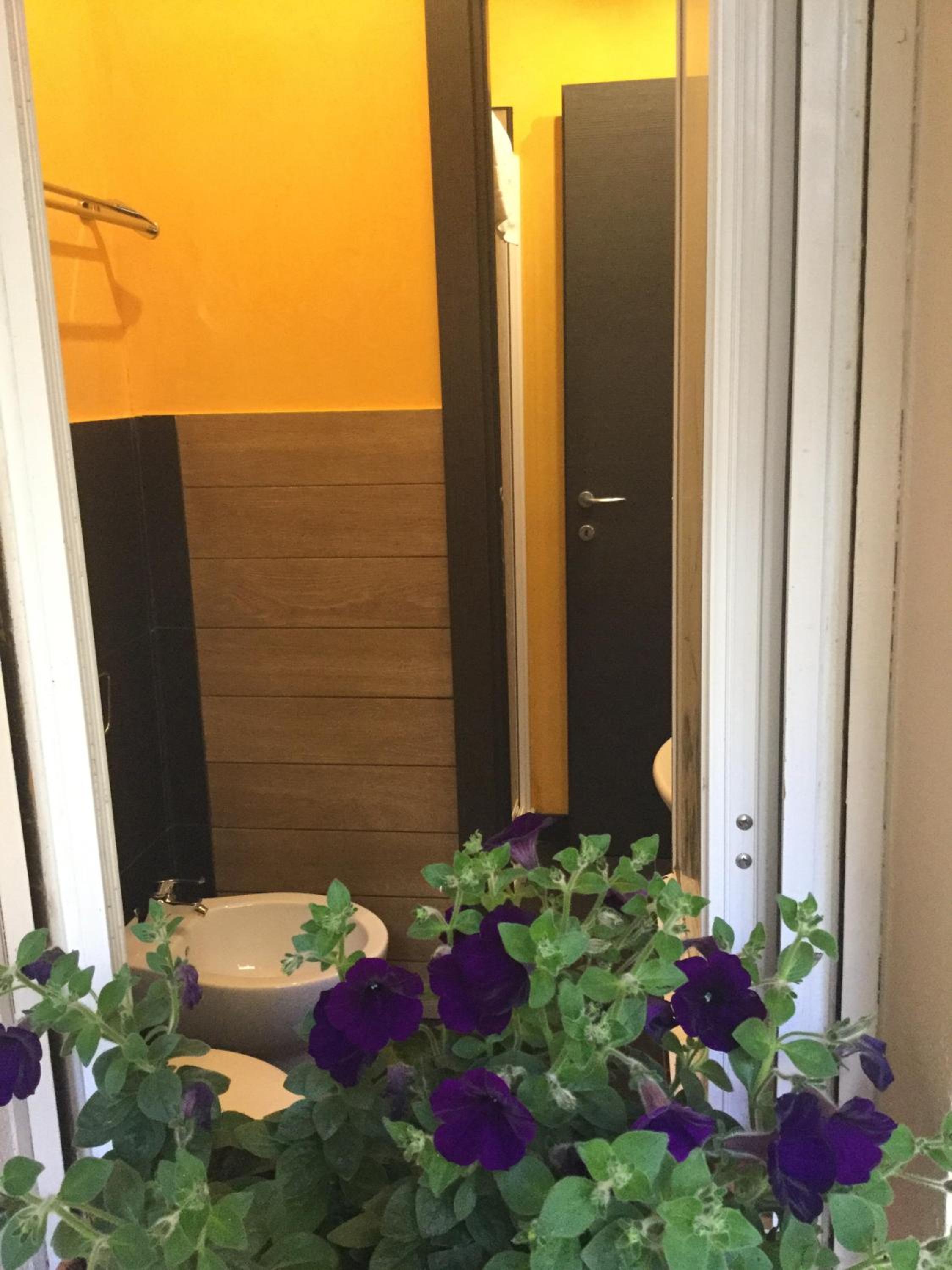 Double Room with Balcony - Photo 9