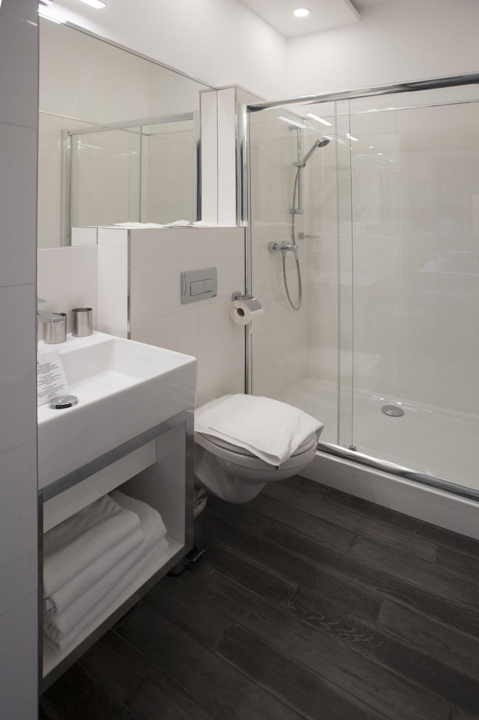 Double or Twin Room with Shower - Photo 9