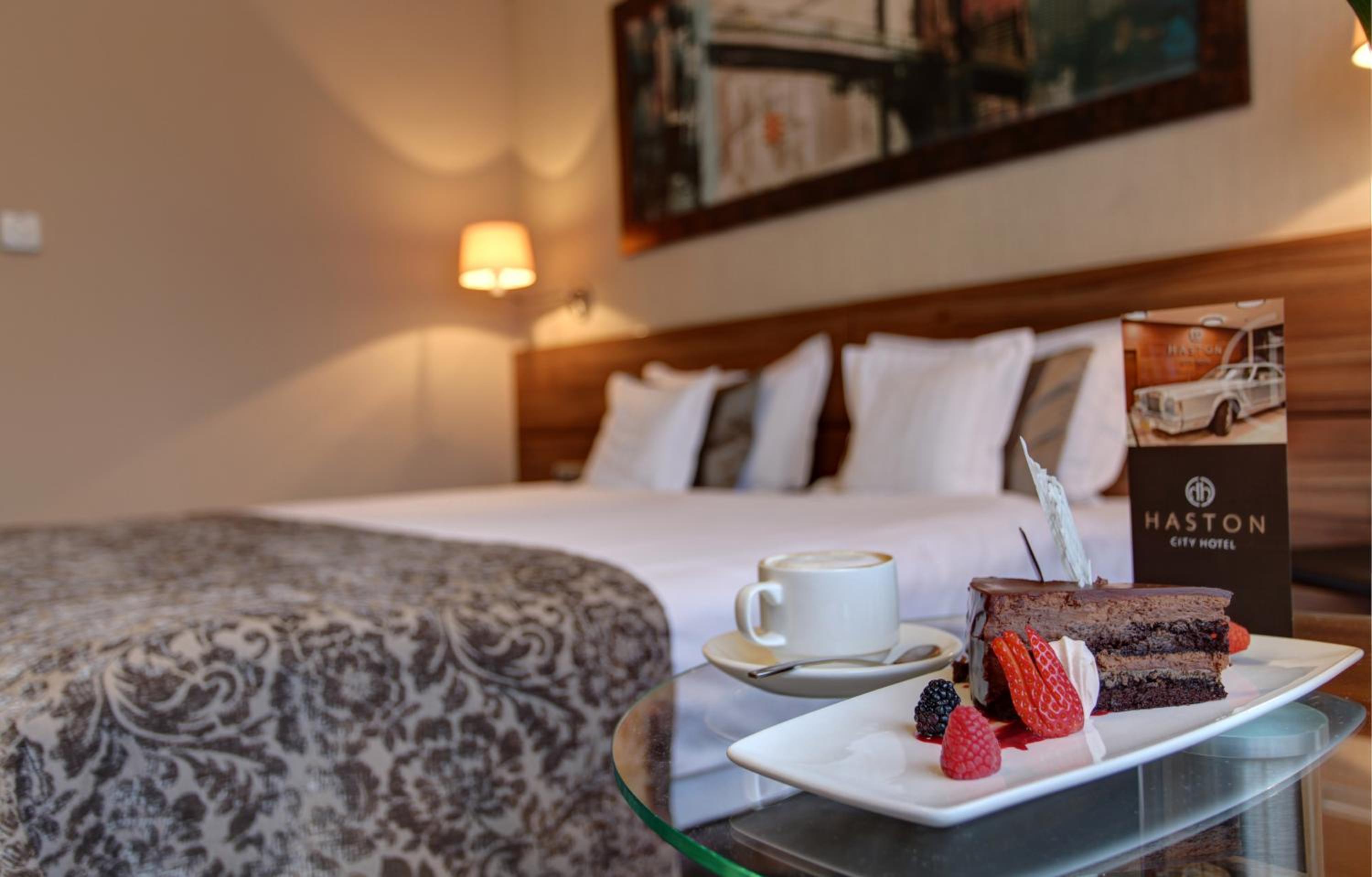 Double Room with one large bed - Photo 8