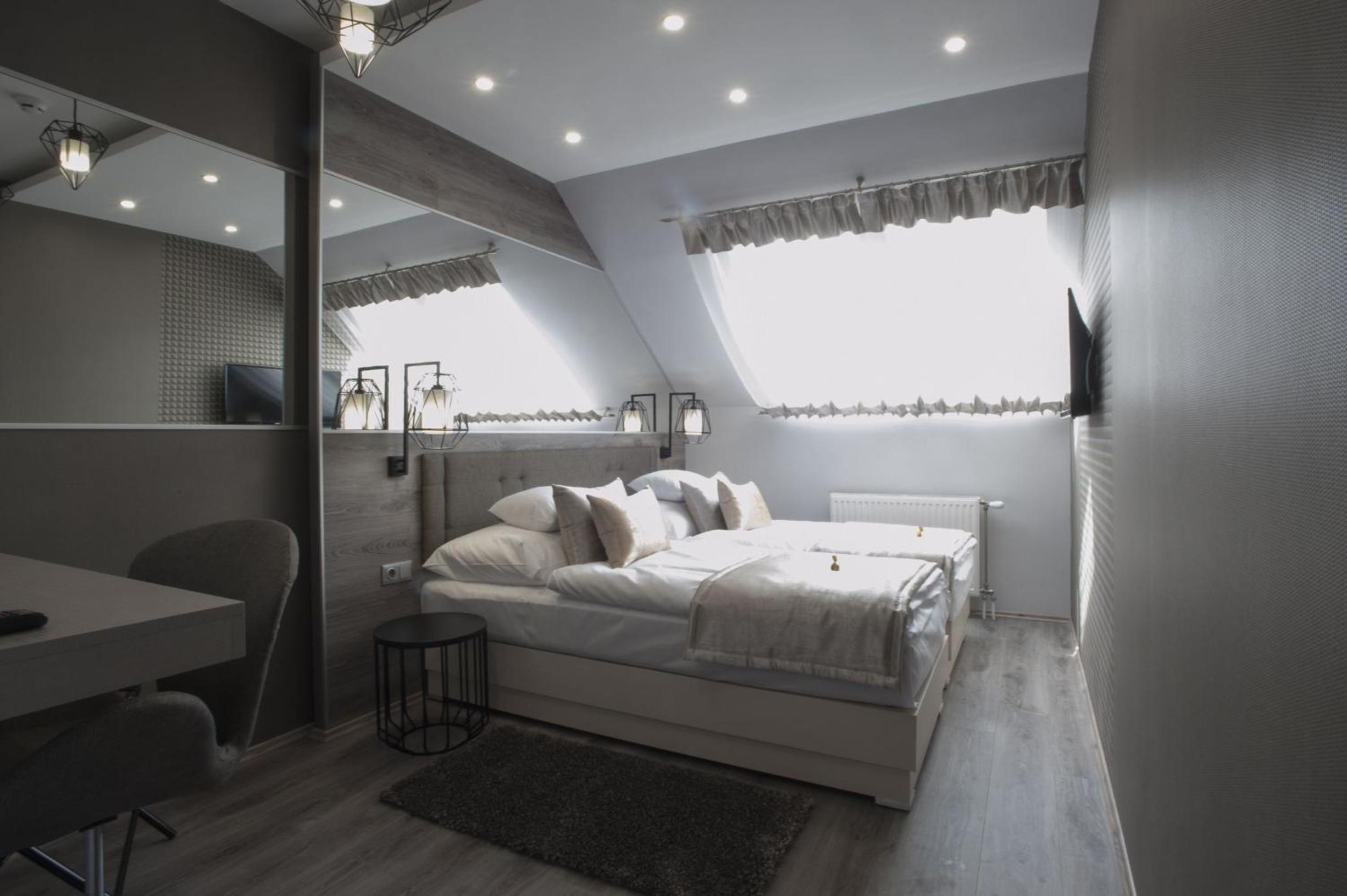Double or Twin Room with Shower - Photo 6