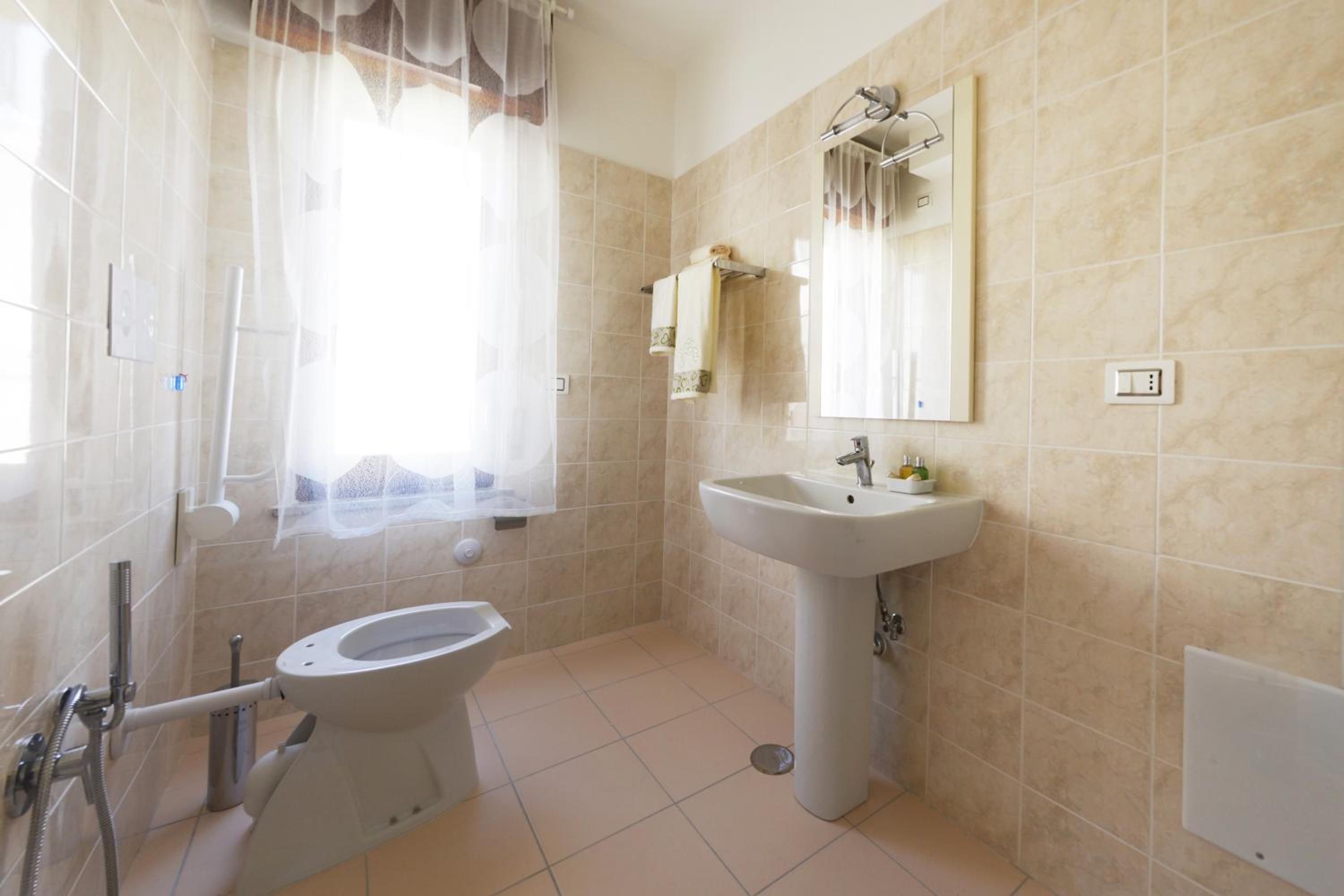Deluxe Room - Photo 16